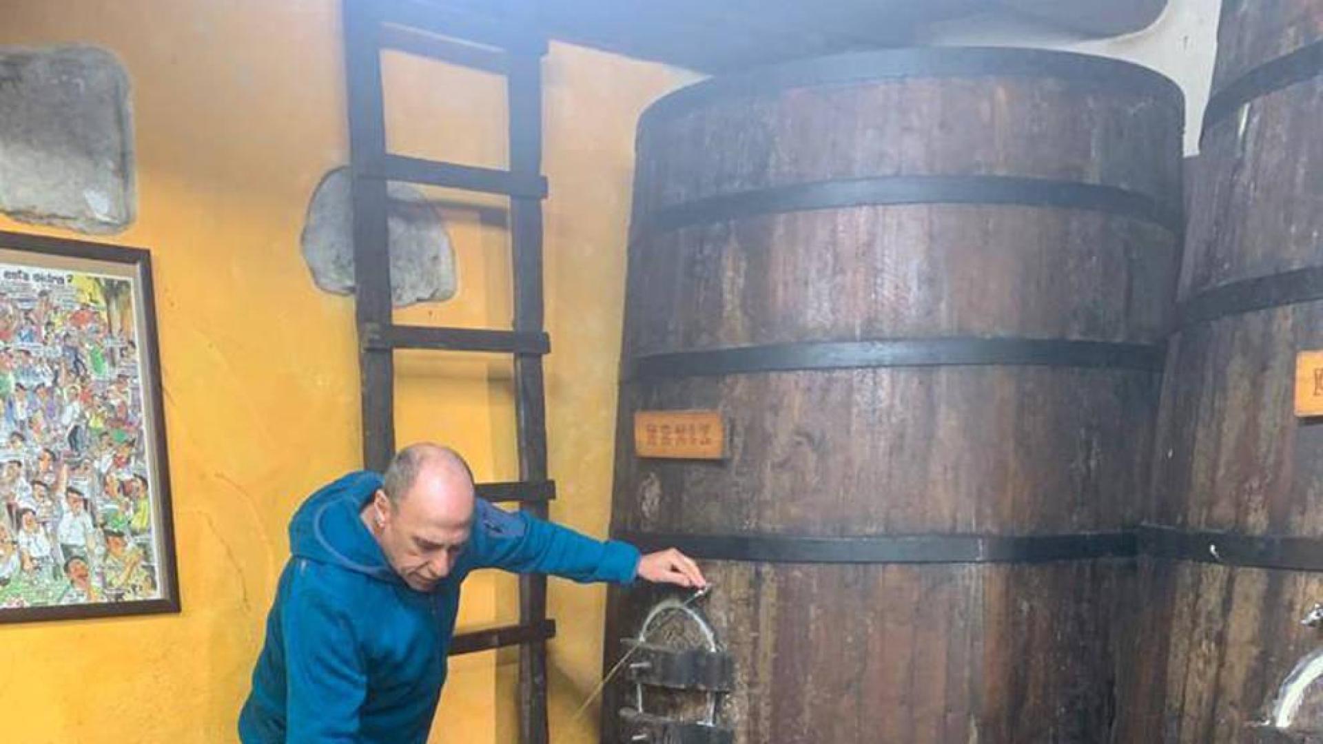 Jarra en mano, Inaxio Begiristain abre una 'kupela' de sidra.