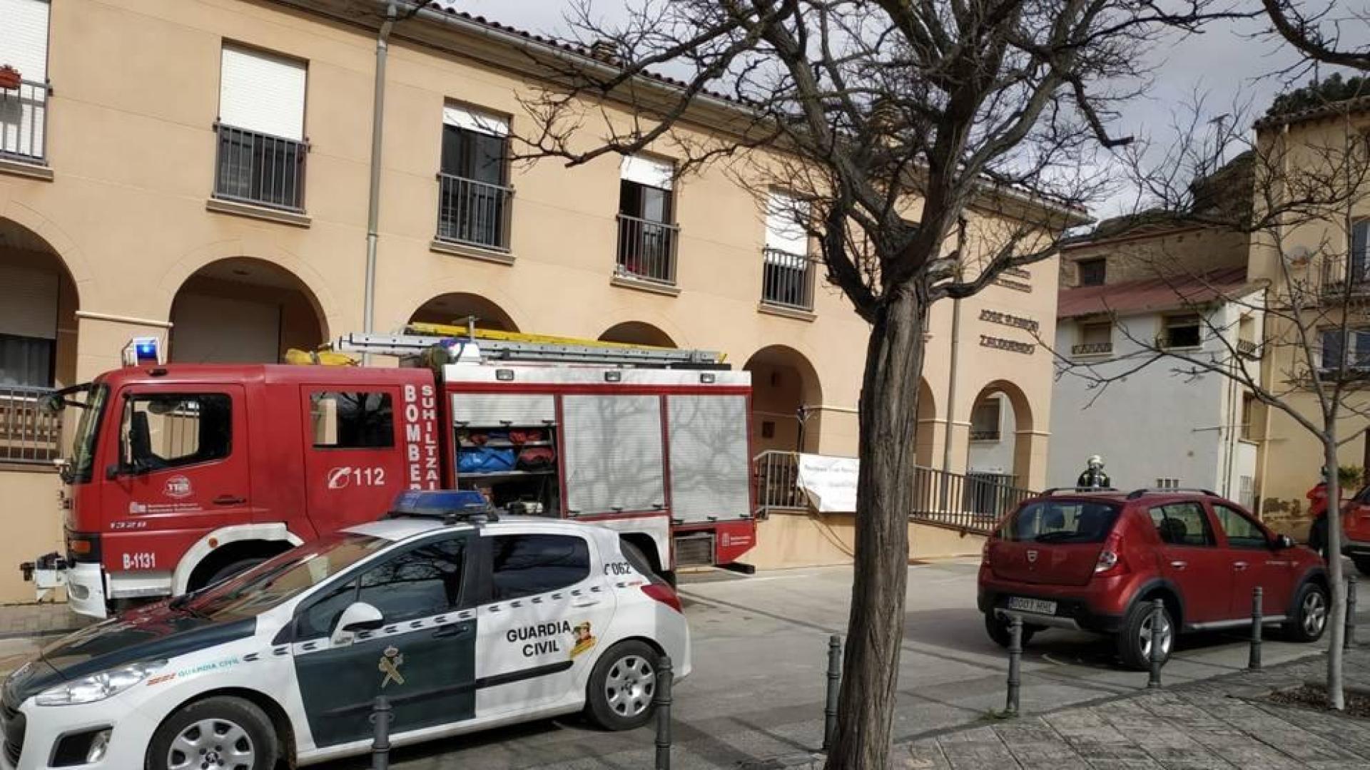 Imagen de las patrullas de Guardia Civil, en el desalojo de la residencia de ancianos en Caparroso
