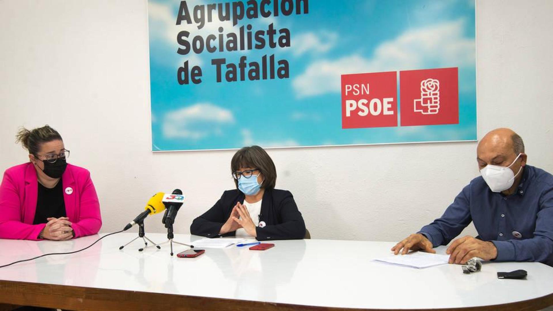 Pili Ester, en el centro, estuvo acompañada por Esther Iso, portavoz del PSN en el consistorio; y Alberto Rey, edil de Industria.