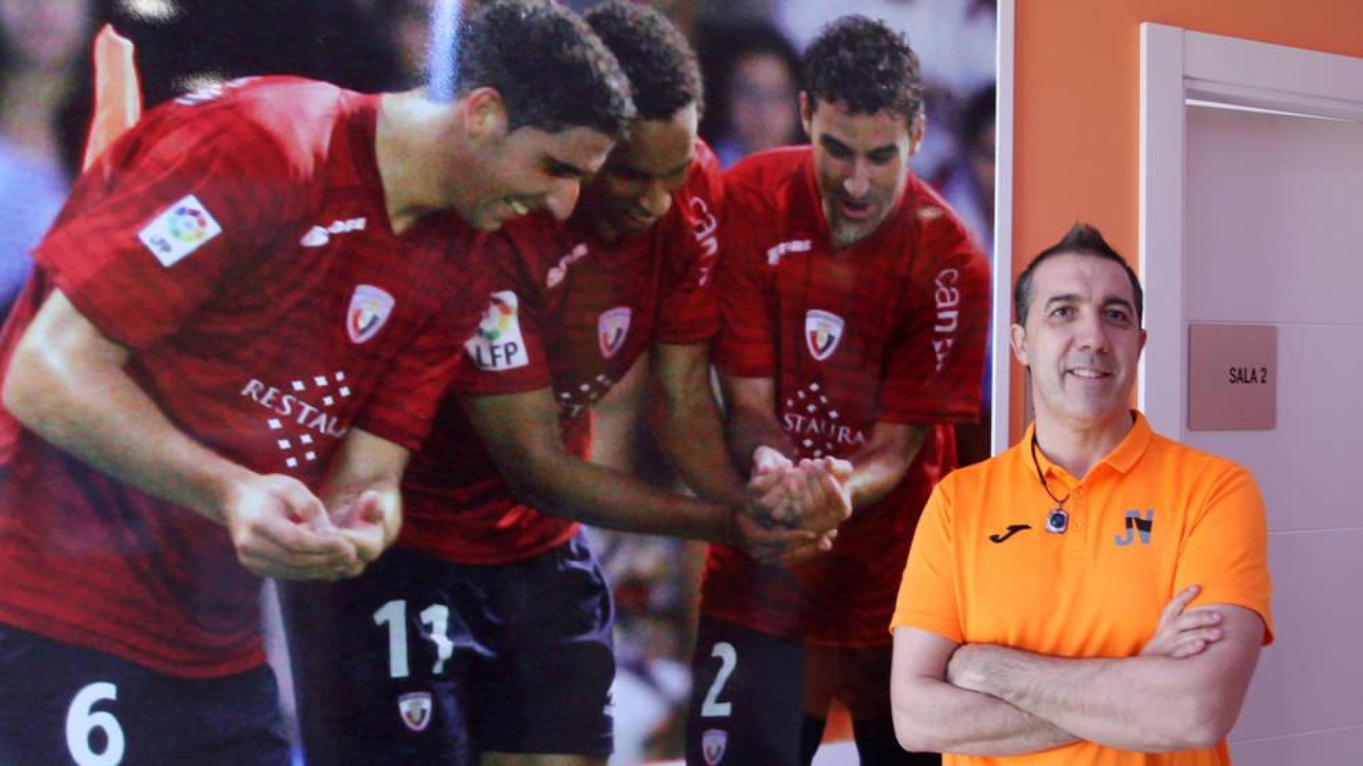 José Vilariño delante de la foto que adorna la entrada a su consulta y  recoge la dedicatoria de tres jugadores de Osasuna  ante el nacimiento de su primera hija.