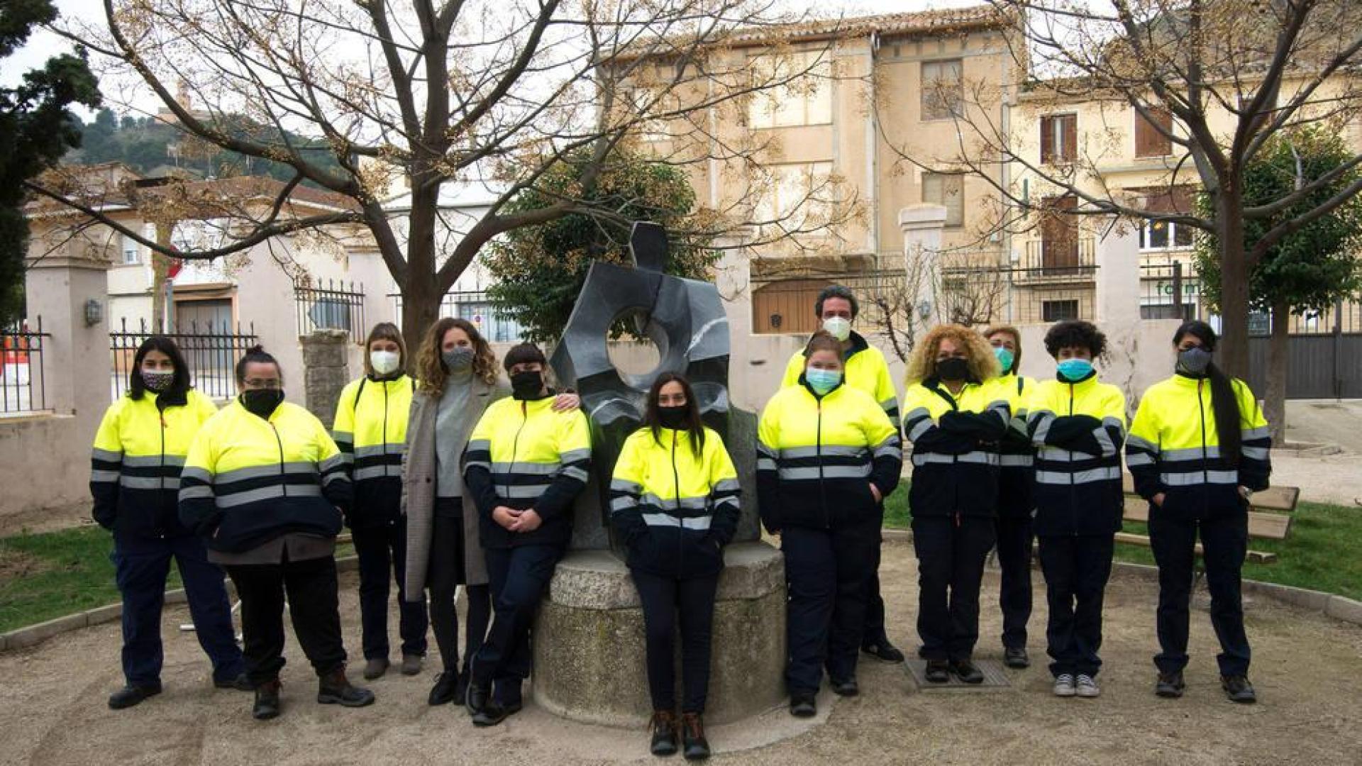 Las diez mujeres participantes en el programa posaron junto a su formador, Gaizka Vizcay; y la responsable del programa, Itziar Torres.