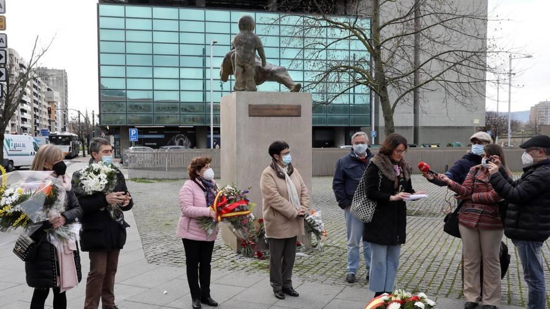 Una ofrenda floral recuerda en Pamplona a las víctimas del terrorismo de ETA