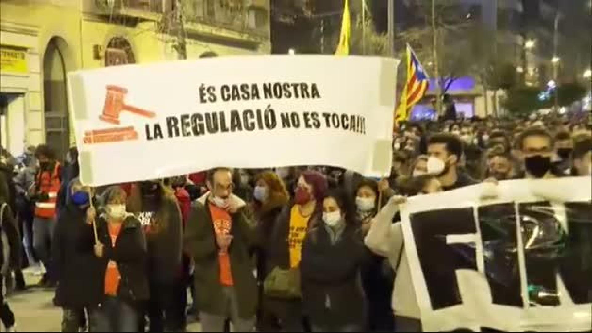 Fuertes disturbios en Barcelona al término de la manifestación en favor de la libertad de Pablo Hasel