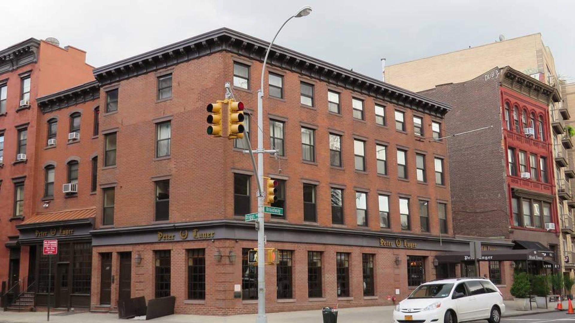 Un famoso restaurante neoyorquino usa figuras de cera para llenar las sillas vacías