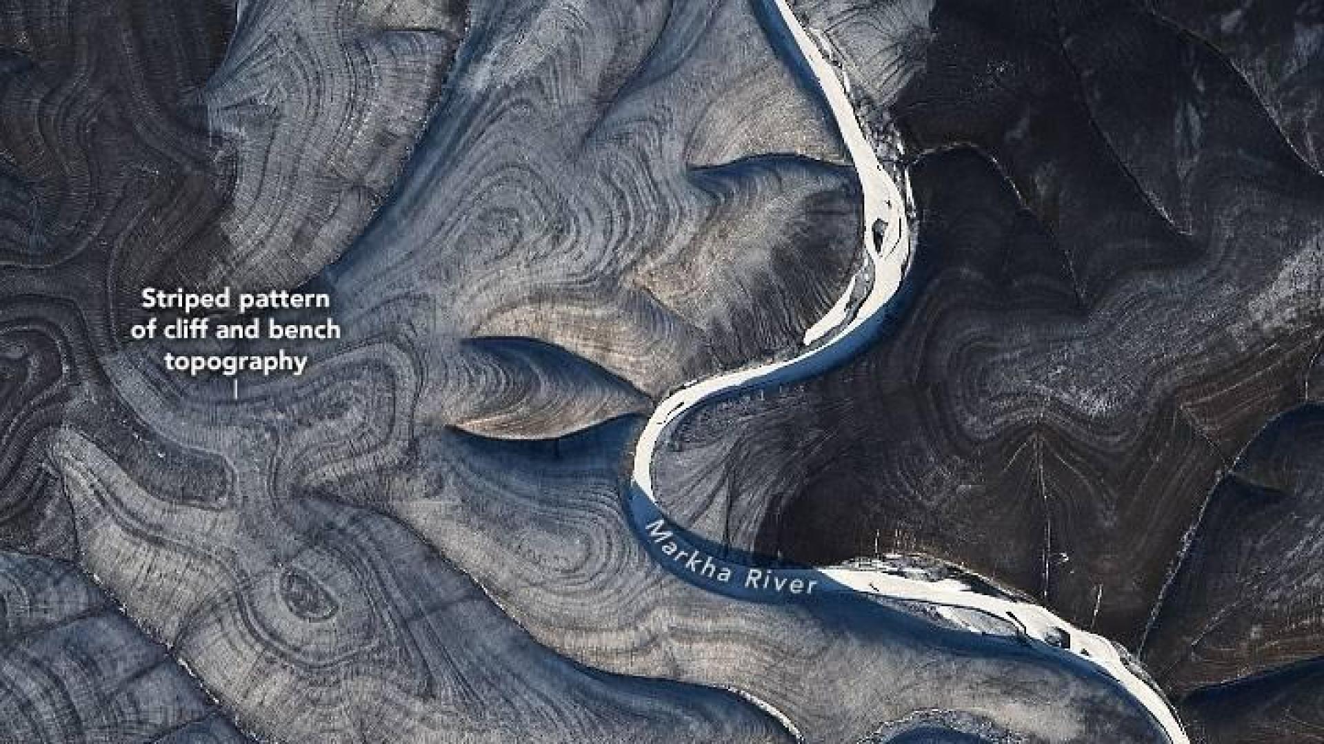 Vista del misterioso patrón de rayas en colinas en el norte de Siberia