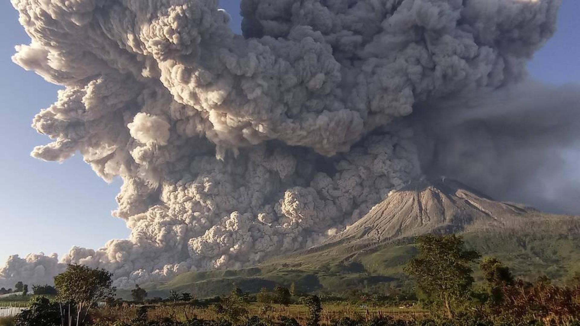 El volcán indonesio Sinabung lanza una columna de humo de 5.000 metros de altura