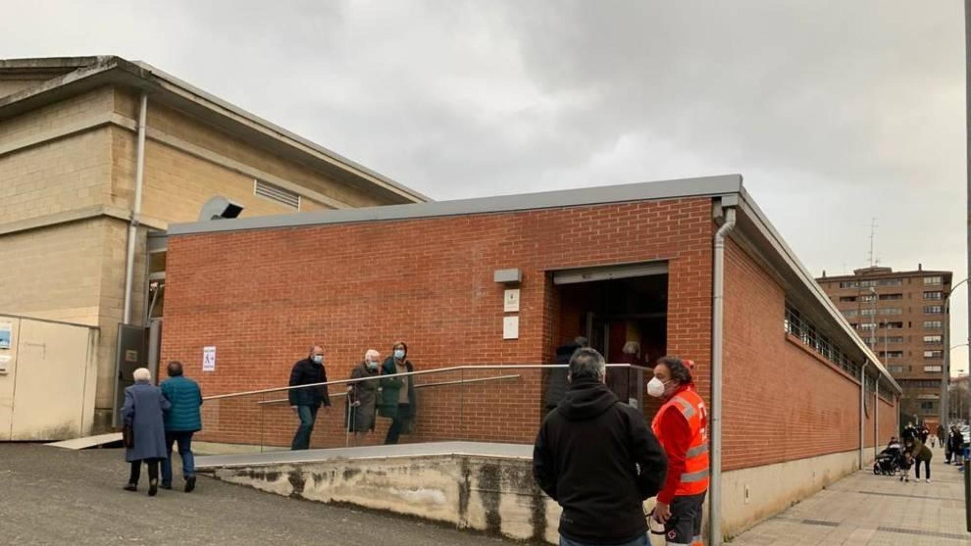 Fotos del inicio de la vacunación a mayores de 90 años en polideportivos de Pamplona.