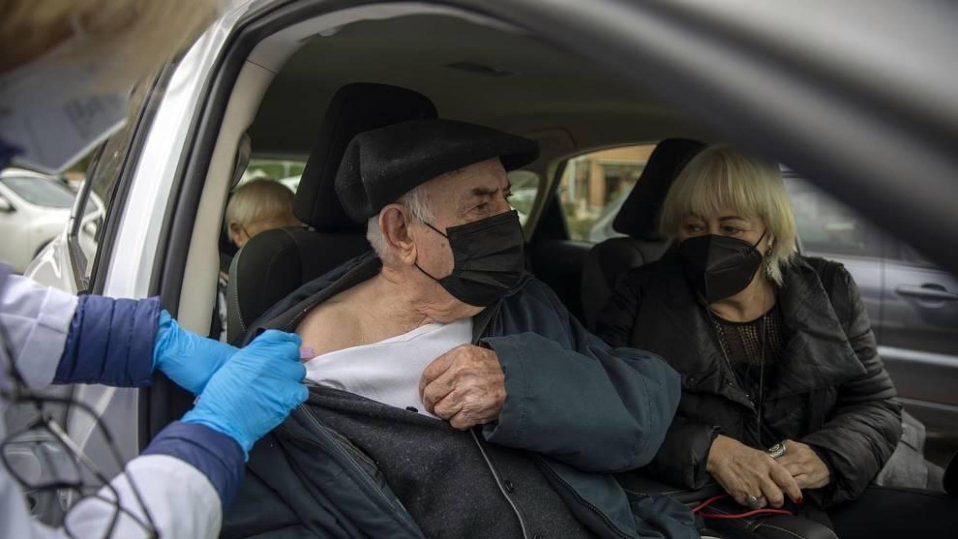 Fotos del inicio de la vacunación a mayores de 90 años en polideportivos de Pamplona.
