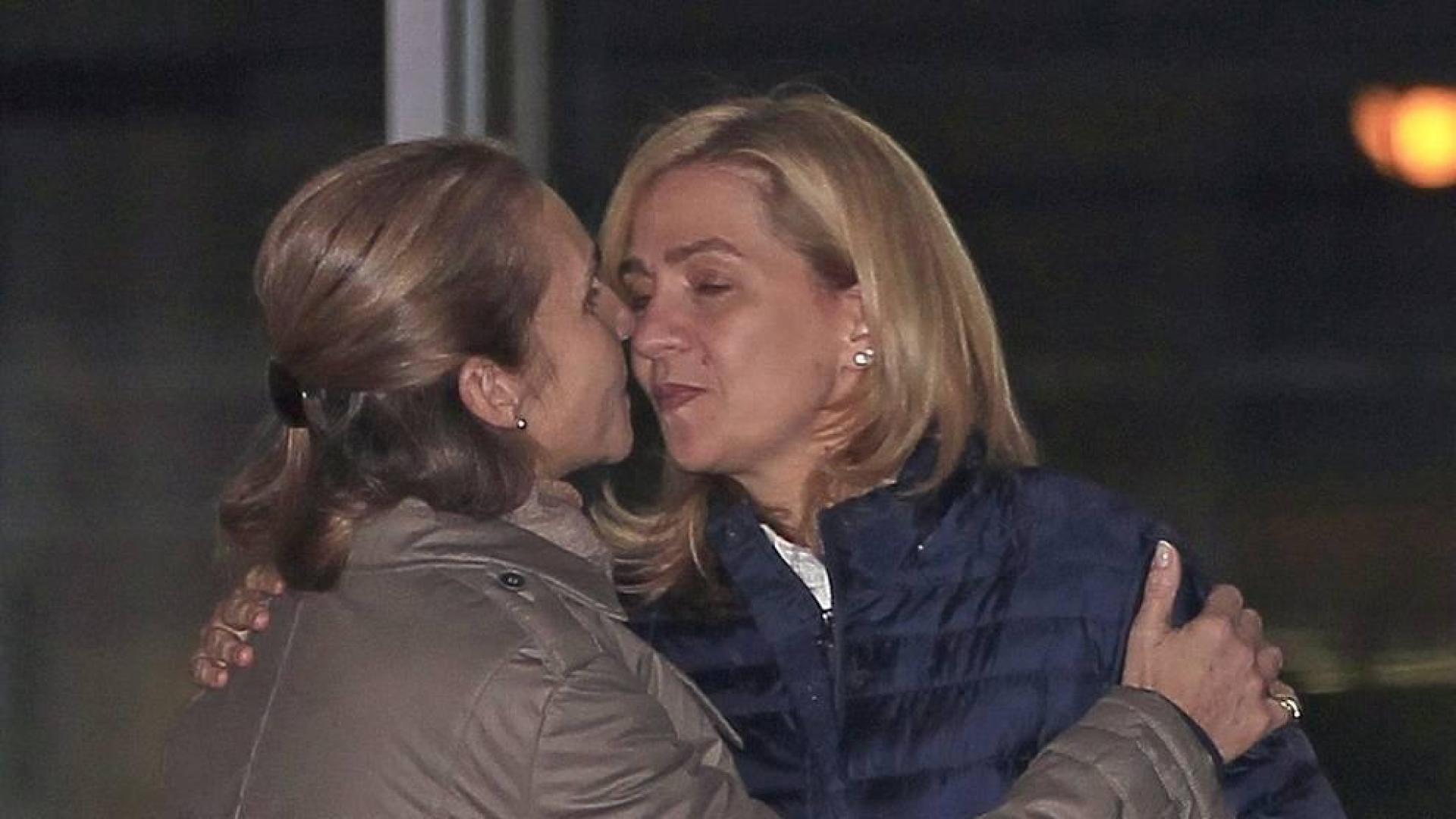 Las infantas Elena y Cristina se vacunan en Abu Dabi