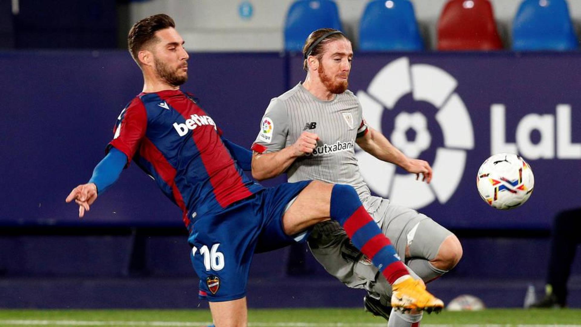 El centrocampista del Levante Rubén Rochinalucha con el delantero Iker Muniain, del Athlétic de Bilbao por un balón