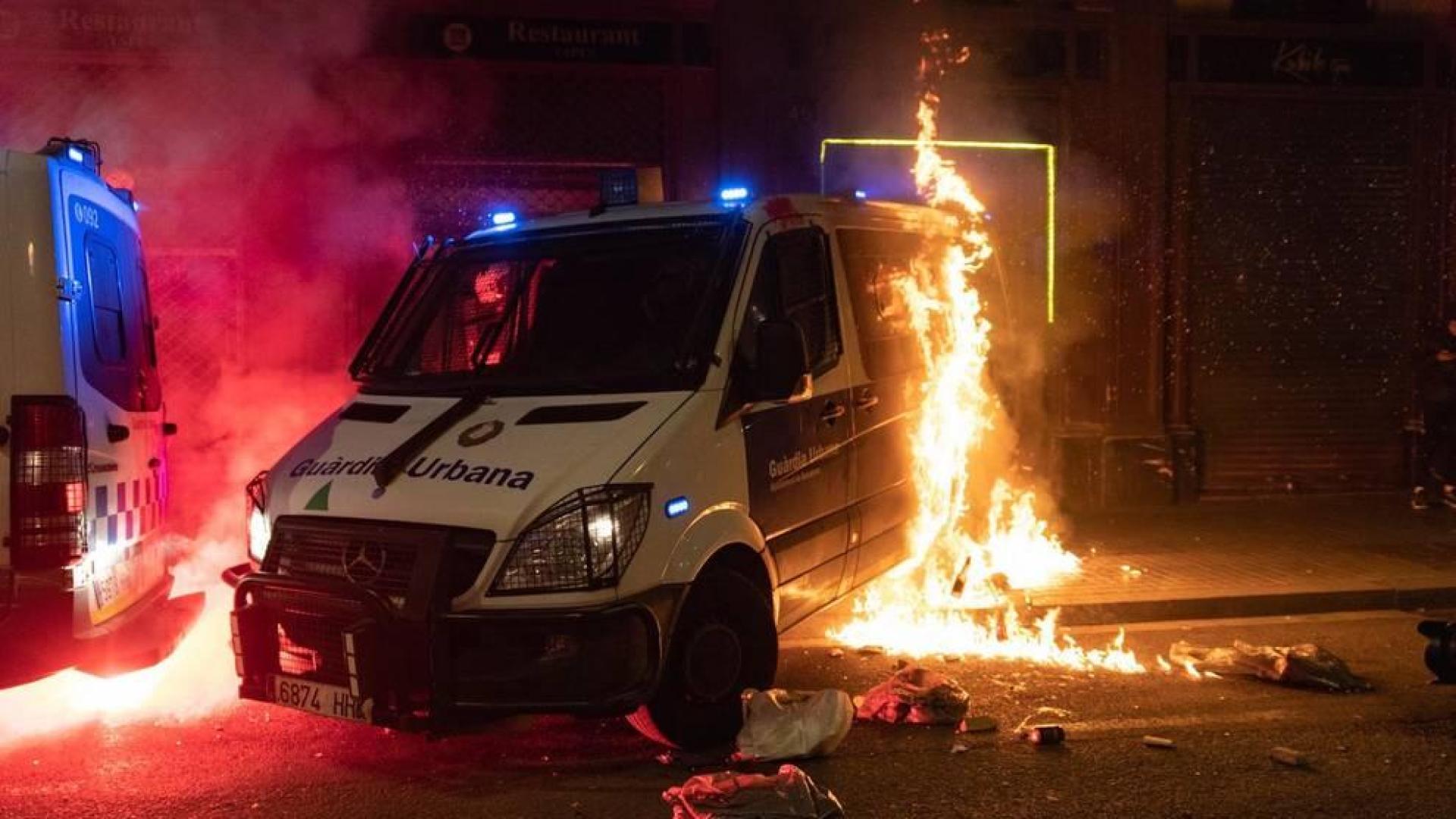 Barcelona vive otra noche de disturbios, saqueos y ataque a la Guardia Urbana