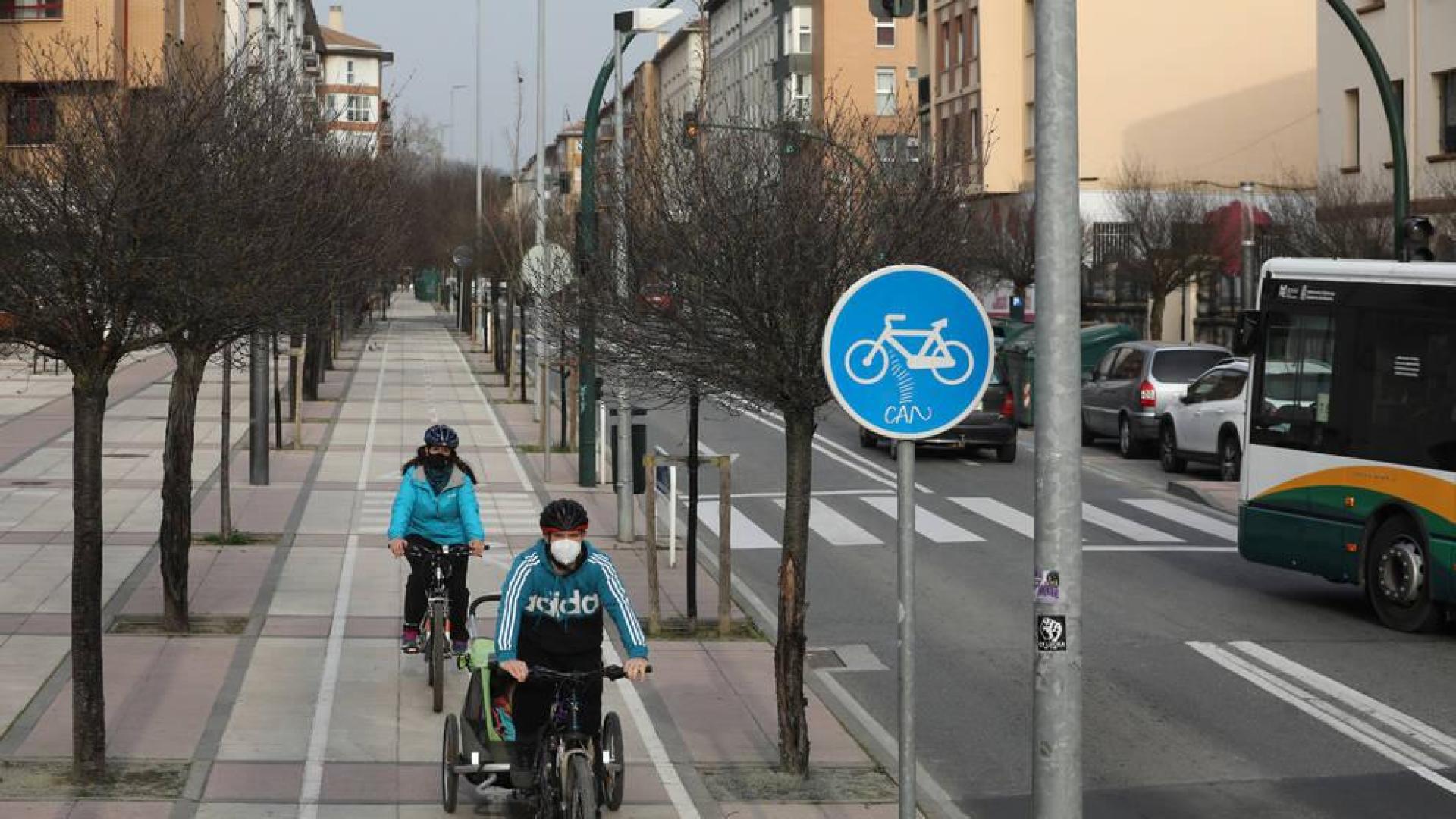 Pamplona estudia cómo eliminar la pintura de las antiguas aceras-bici