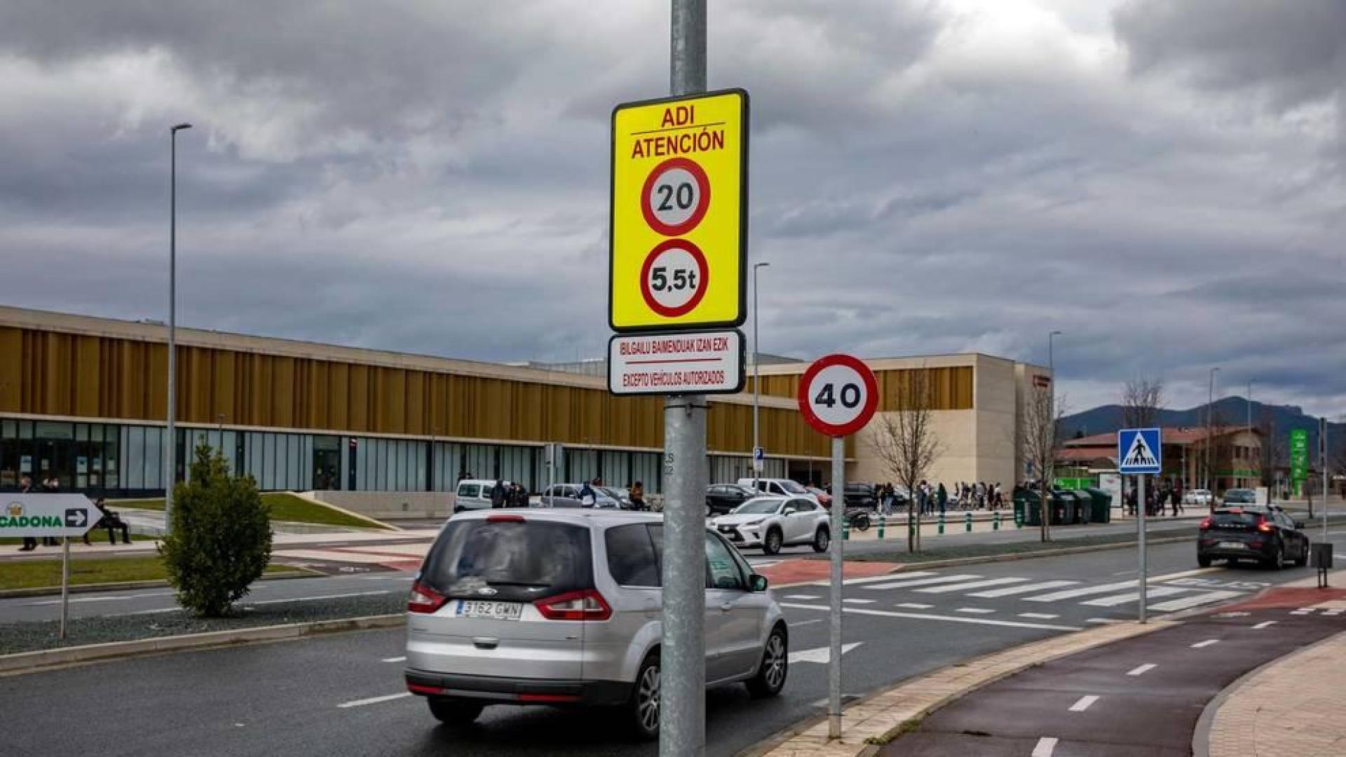 Vista de la avenida de Olaz, con señales de 40 y 20 kilómetros hora en apenas unos metros.