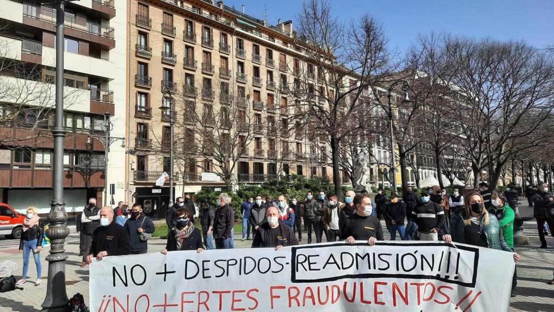 Manifestación de los empleados de Benecke Kaliko para pedir el regreso de un compañero.