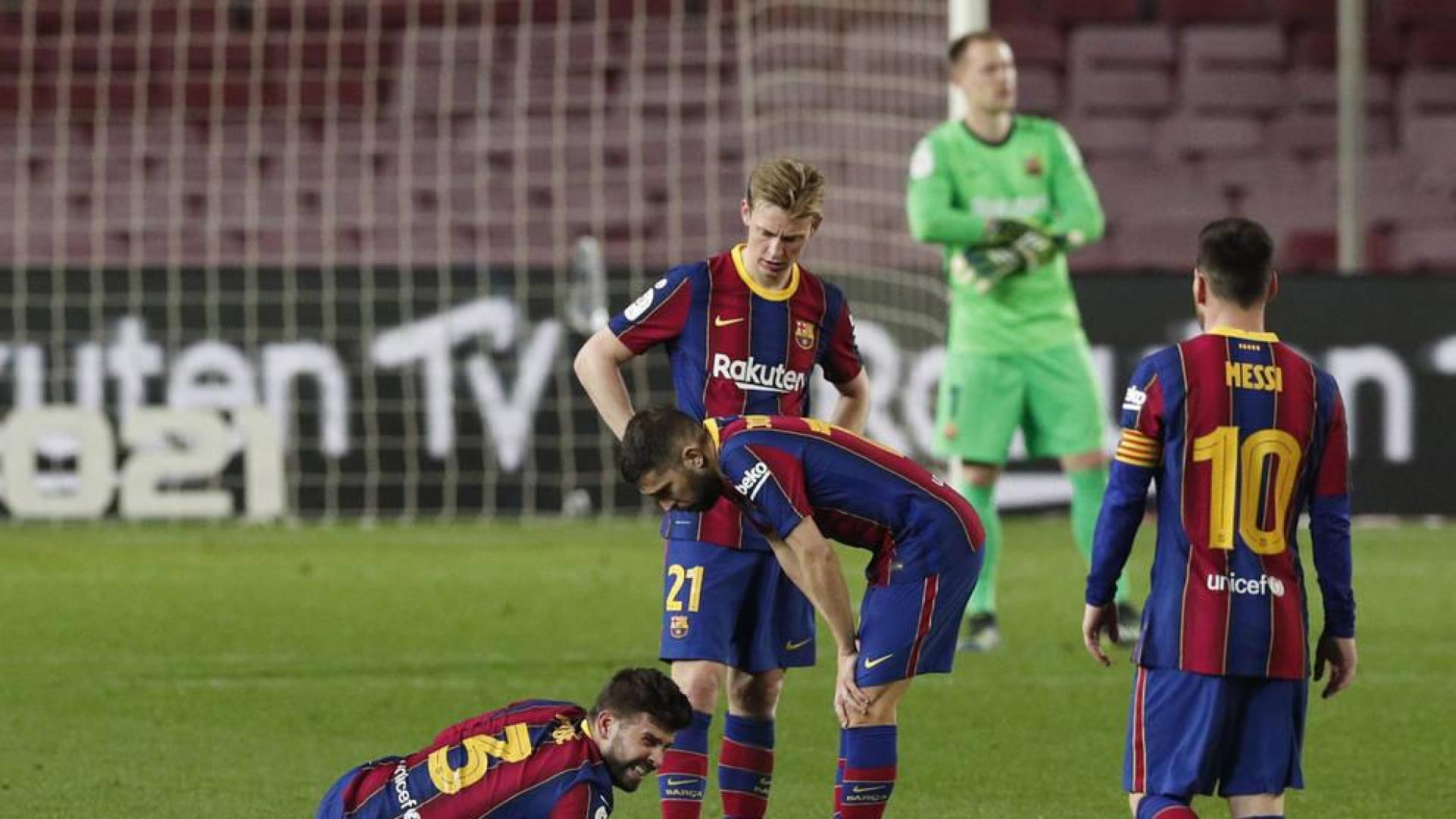 La rodilla derecha deja a Piqué en "baja indefinida" y no jugará en El Sadar