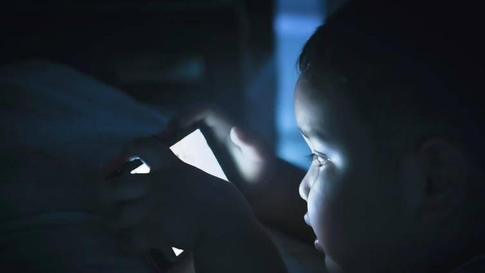Cenar tarde, hacer vida nocturna y usar el móvil antes de dormir engorda