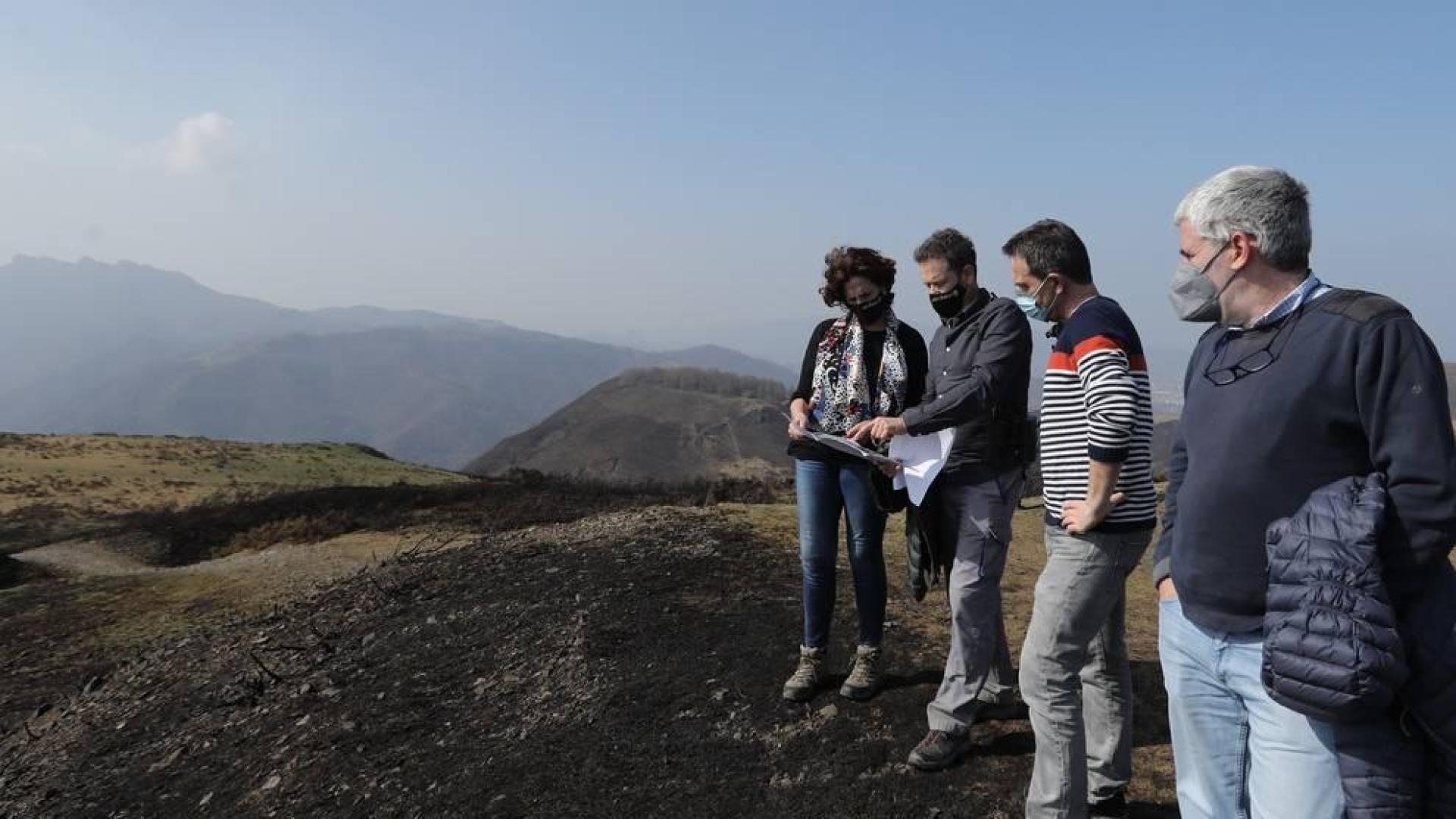 La consejera Gómez visita con los alcaldes la zona afectada por el incendio de Baztan-Bidasoa