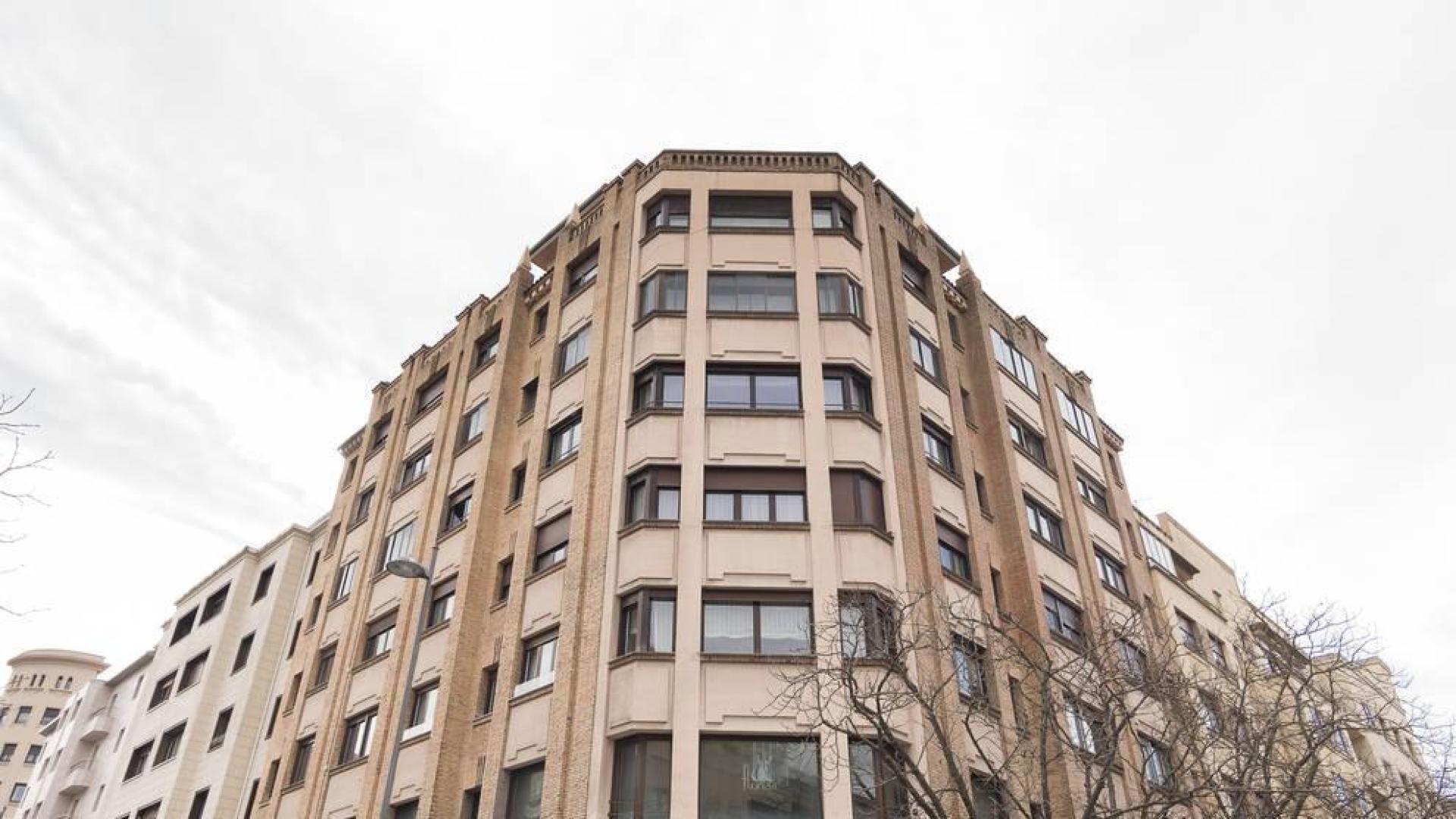 Una vivienda señorial con cinco habitaciones en un edificio cuidado