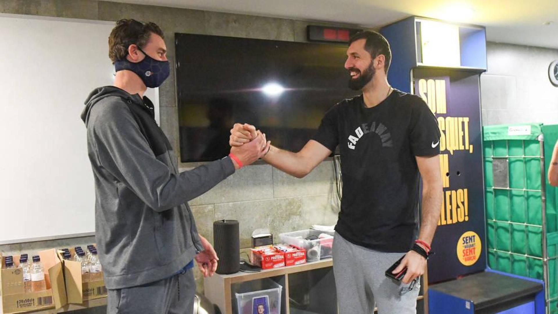 Pau Gasol visita a sus compañeros del Barça en el Palau Blaugrana