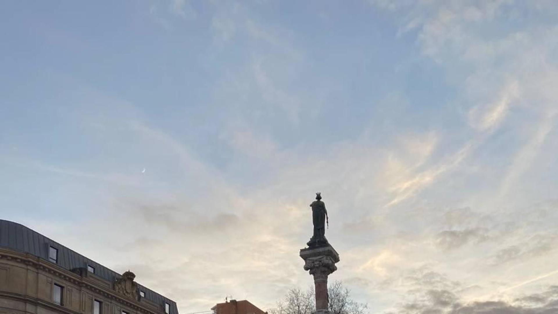 Quince jóvenes huyen al llegar la policía por una fiesta en un colegio mayor de Pamplona