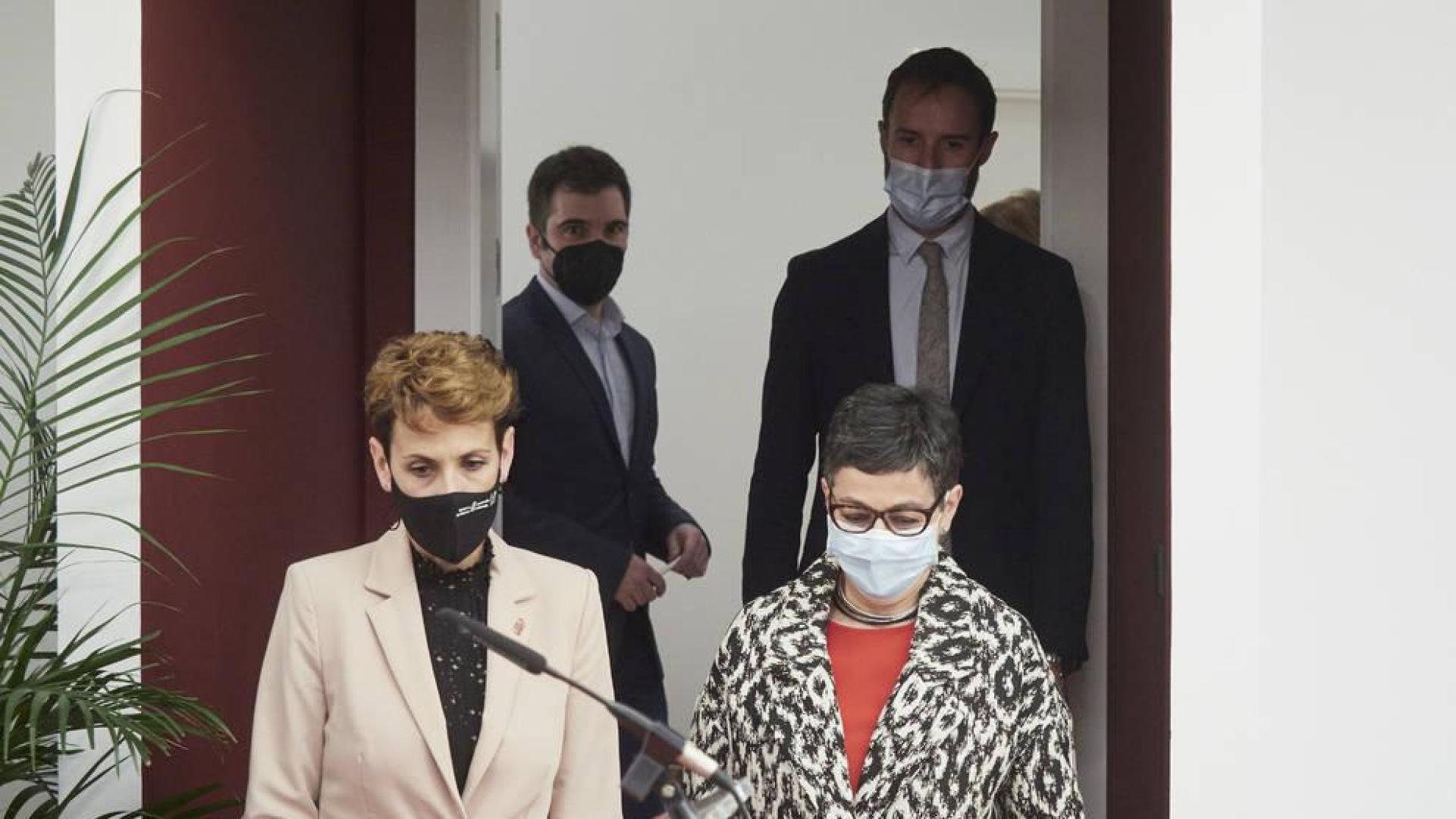 La presidenta del Gobierno de Navarra, María Chivite (i) y la ministra de Asuntos Exteriores, Unión Europea y Cooperación, Arancha González Laya (d) a su llegada al Palacio de Gobierno de Navarra.