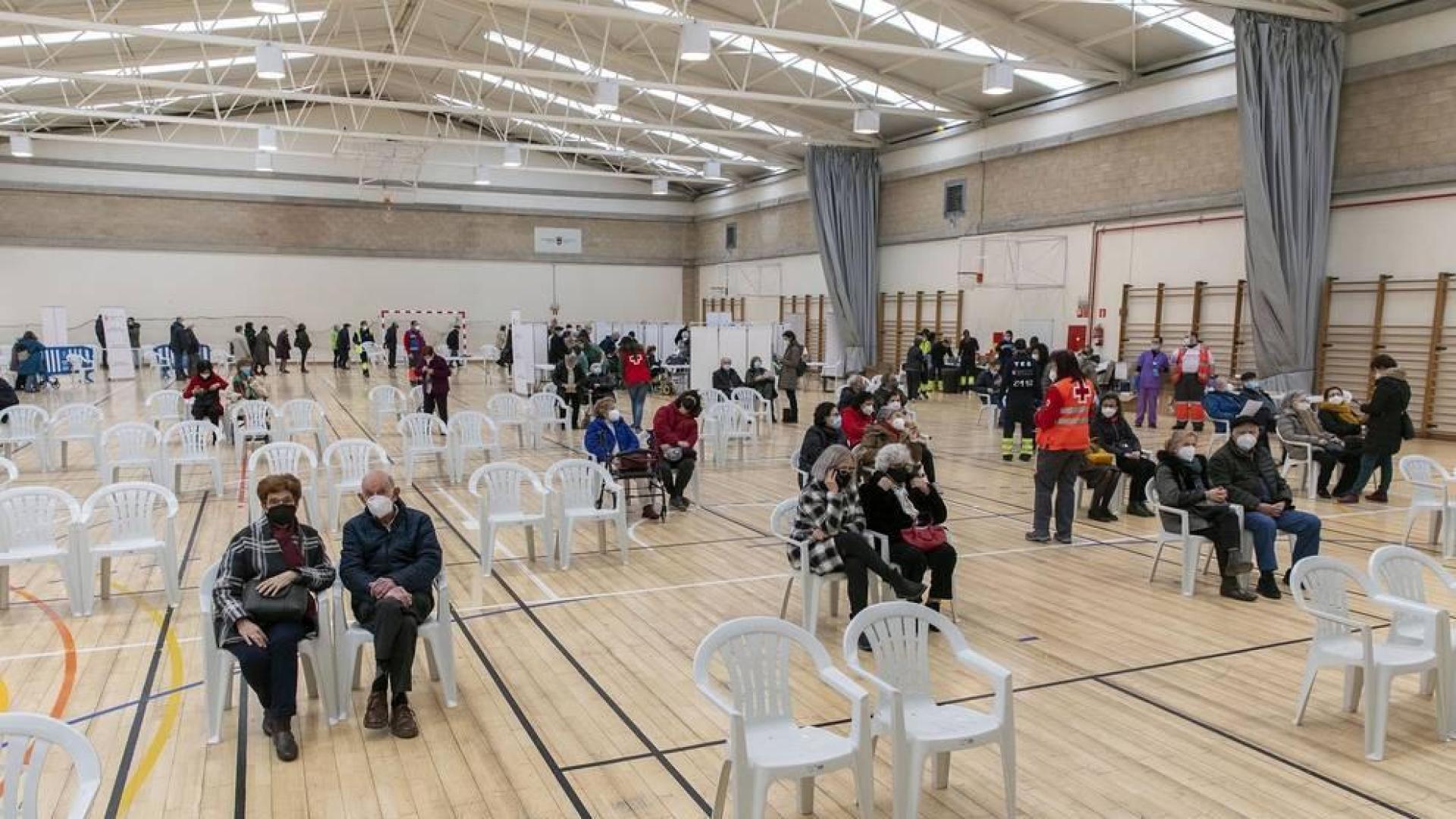 Fotos de la vacunación de los mayores de 80 años en Pamplona. Este sábado han vacunado en el polideportivo de Azpilagaña