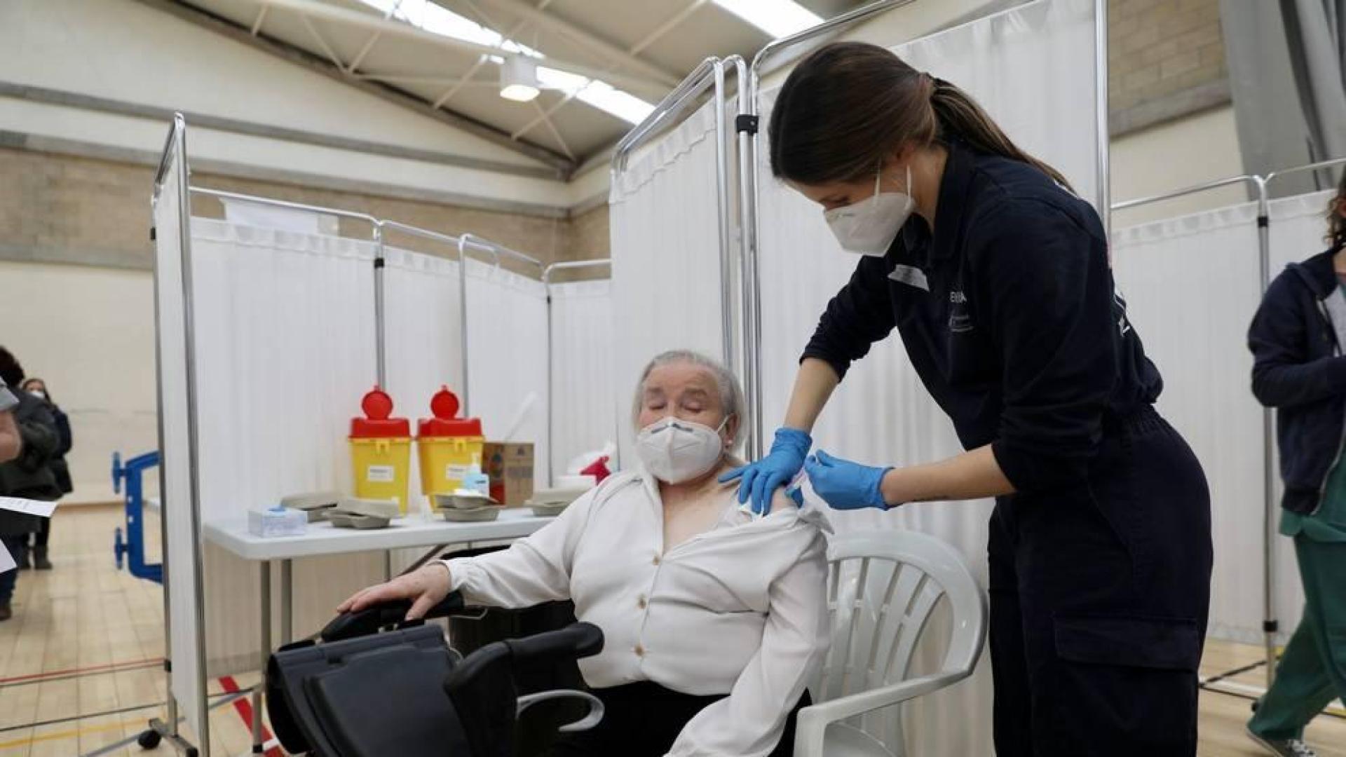 Fotos de la vacunación de los mayores de 80 años en Pamplona. Este sábado han vacunado en el polideportivo de Azpilagaña