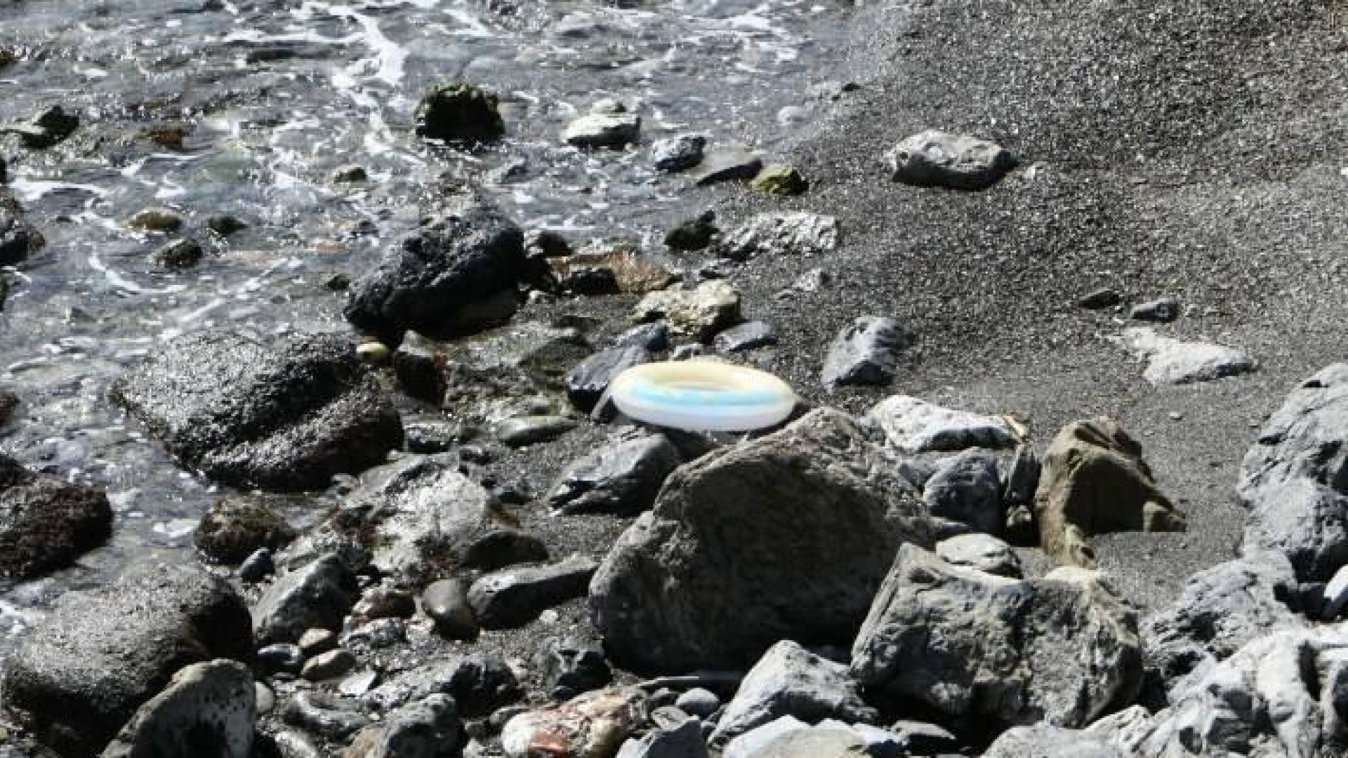 Un inmigrante llega a la costa a nado con un flotador infantil pese al mal tiempo