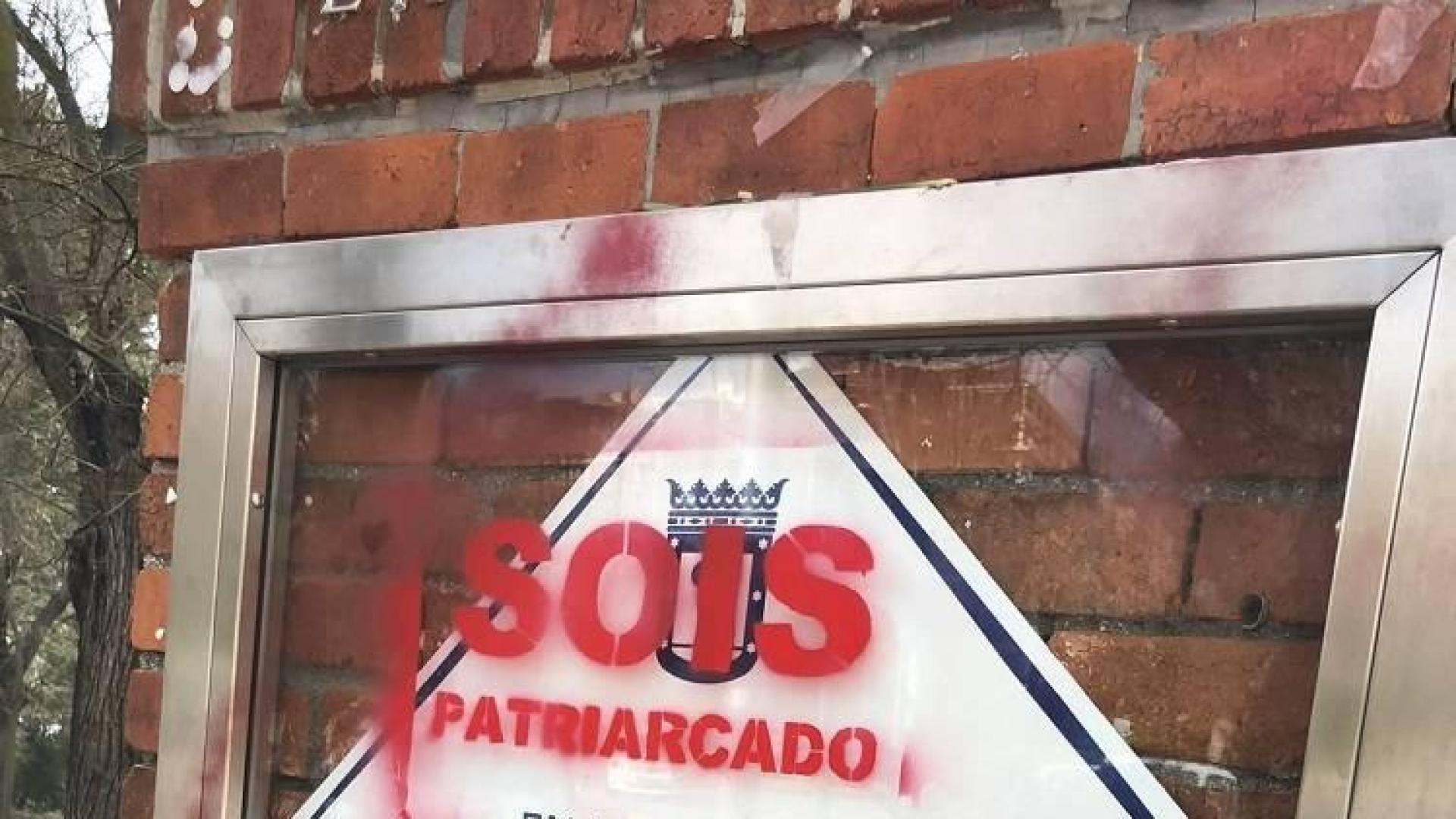Vandalizan la placa de 'La Veneno' con el mensaje "abajo Ley Montero"