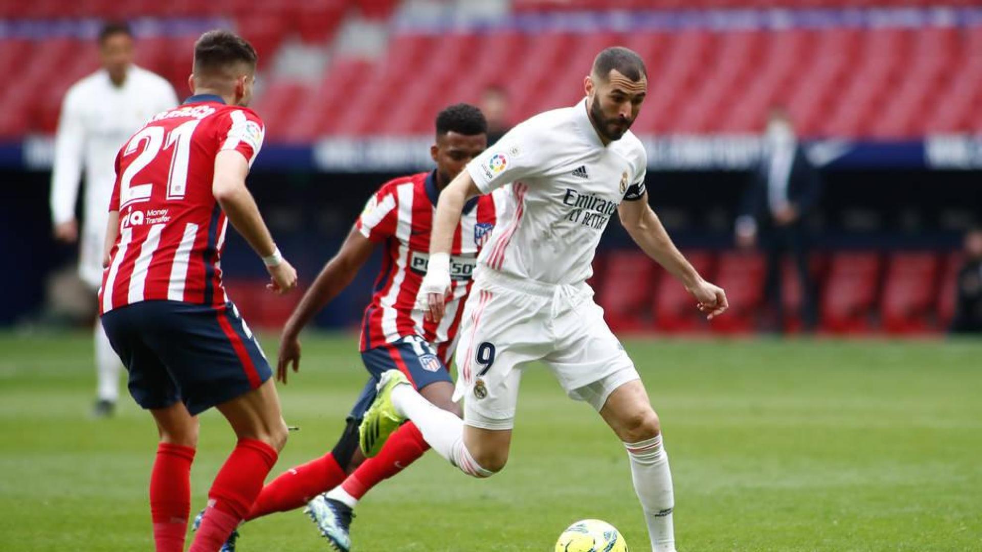Benzema se marcha con el balón de dos jugadores del Atlético de Madrid