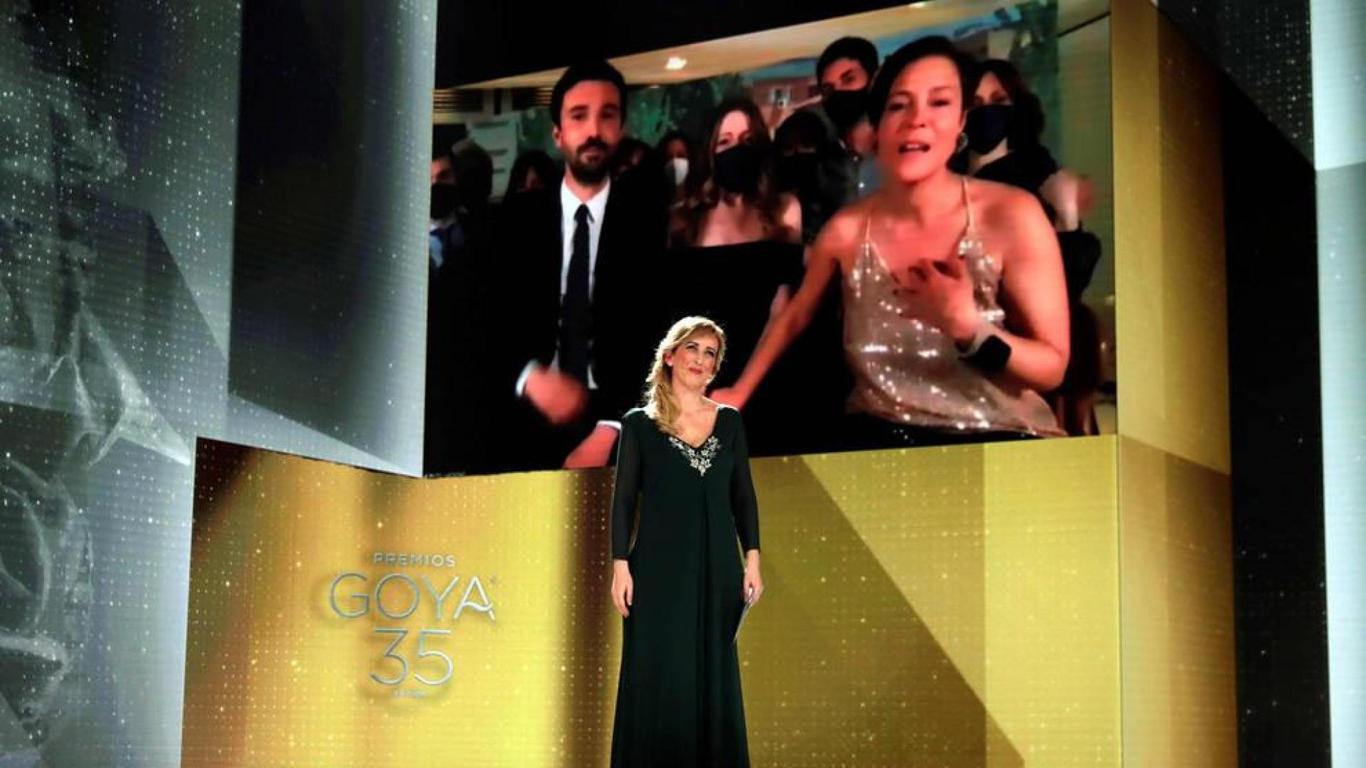 La productora francesa Valérie Delpierre (en la pantalla a la derecha) agradece el Goya a la Mejor Película por 'Las niñas'. Lo anunció la enfermera Ana María Ruiz.