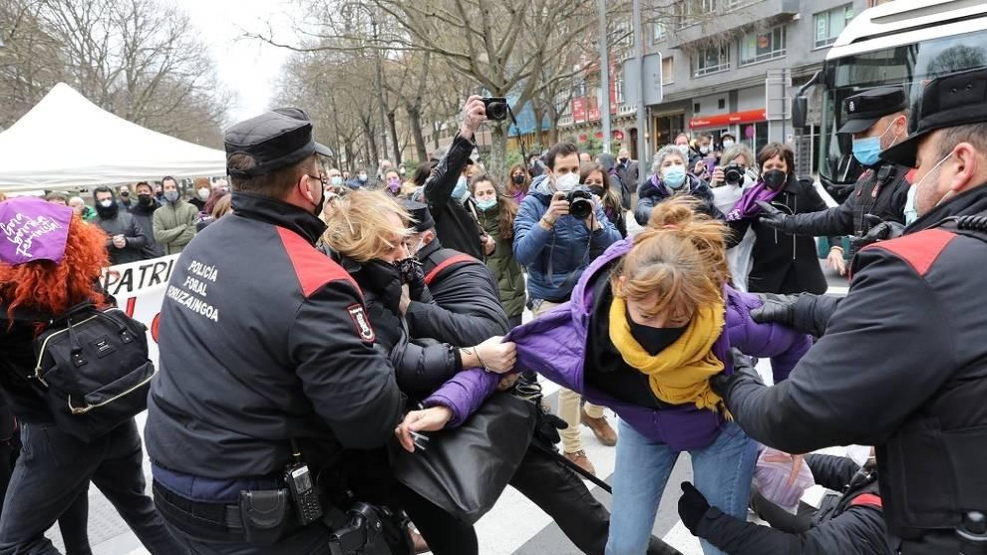 Varias mujeres se encadenan en el Parlamento, y una de ellas acaba detenida