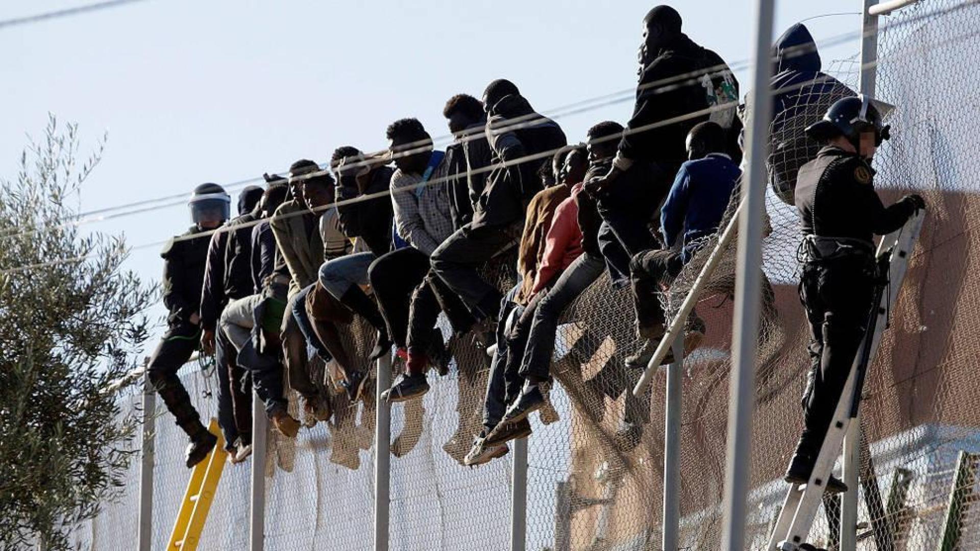 Un centenar de inmigrantes intenta saltar la valla de Melilla