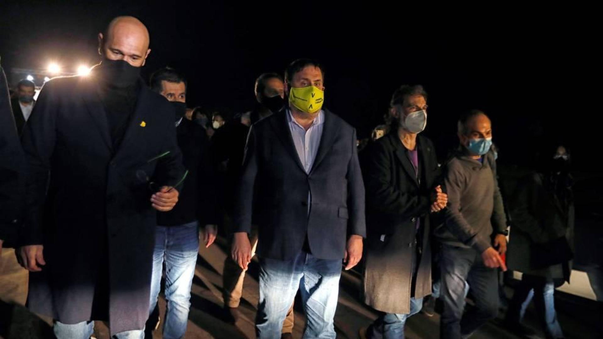 Seis de los presos del procés, Raül Romeva, Jordi Sànchez, Joaquim Forn, Oriol Junqueras, Jordi Cuixart y Jordi Turull, a las puertas de la cárcel de Lledoners antes de su entrada a prisión.
