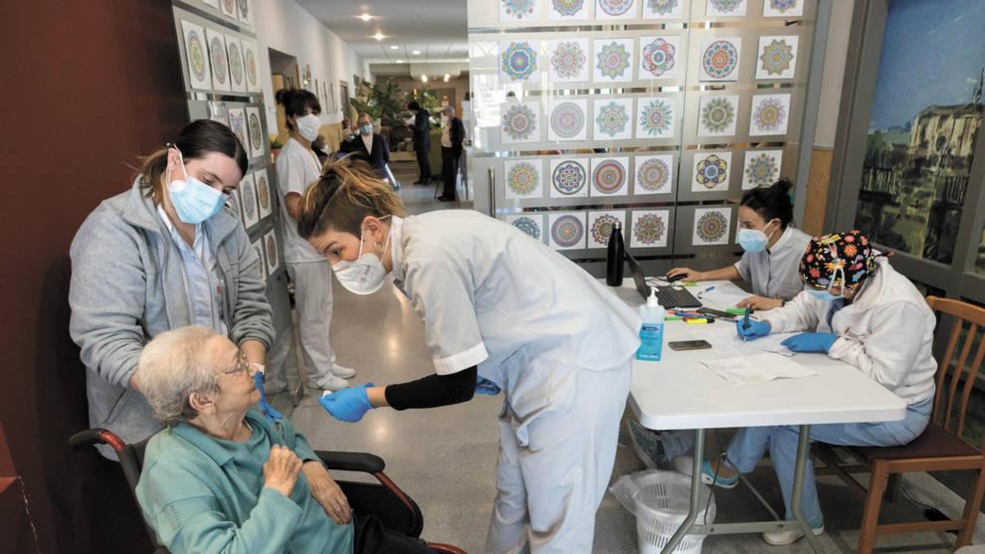 Un 80% de 16.000 sanitarios se han puesto al menos una dosis de vacuna