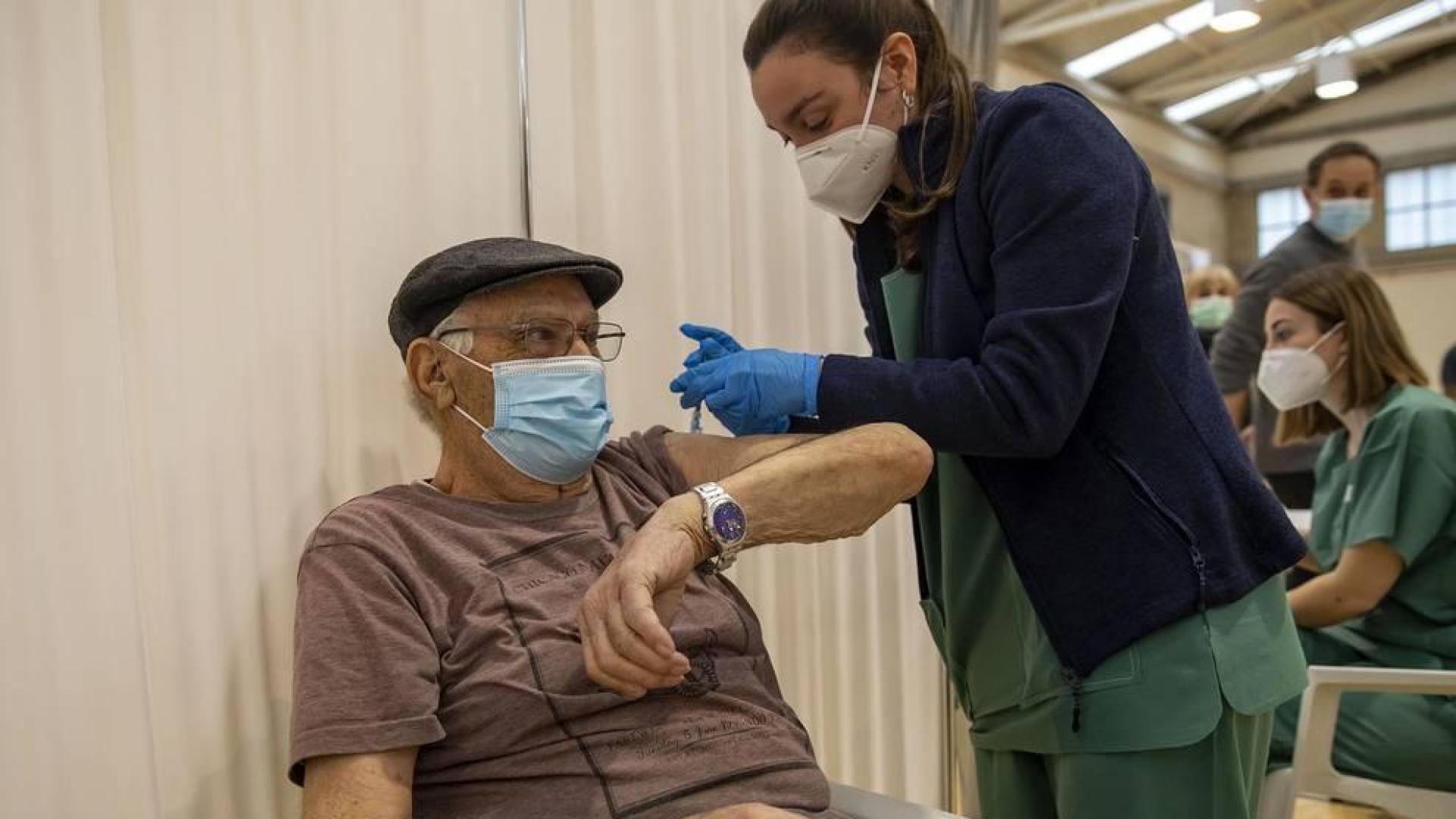Fotos del inicio de la vacunación a mayores de 90 años en polideportivos de Pamplona.