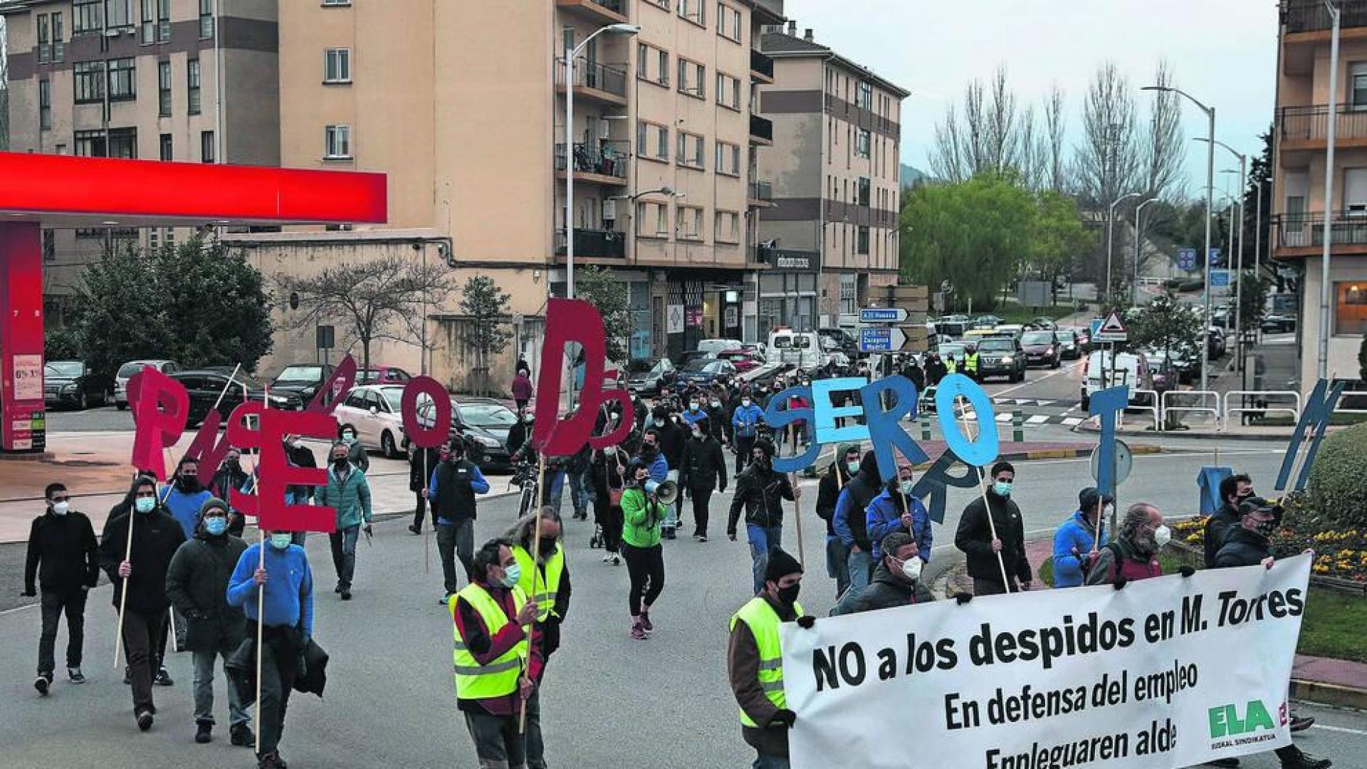 Los trabajadores de MTorres marcharon ayer hasta el Ayuntamiento de Noáin para protestar por los despidos.
