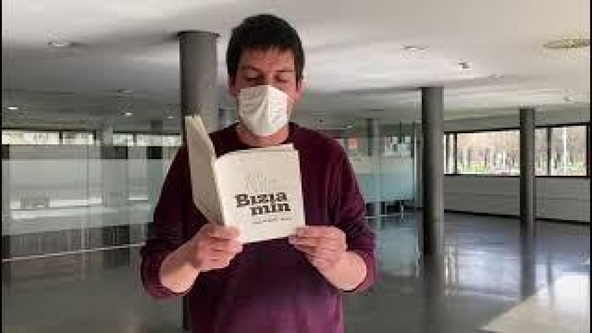 Jon Ander Urkiaga recita un poema de su libro 'Bizia min'