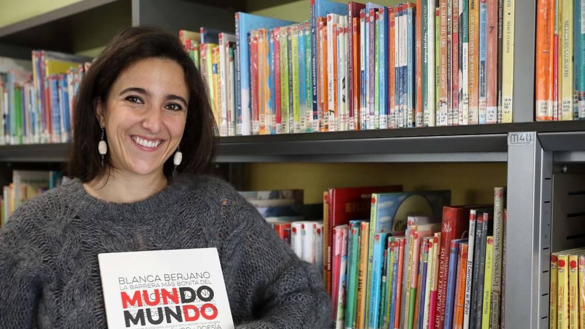La escritora Blanca Berjano Rodríguez junto a su libro 'La barrera más bonita del mundo'