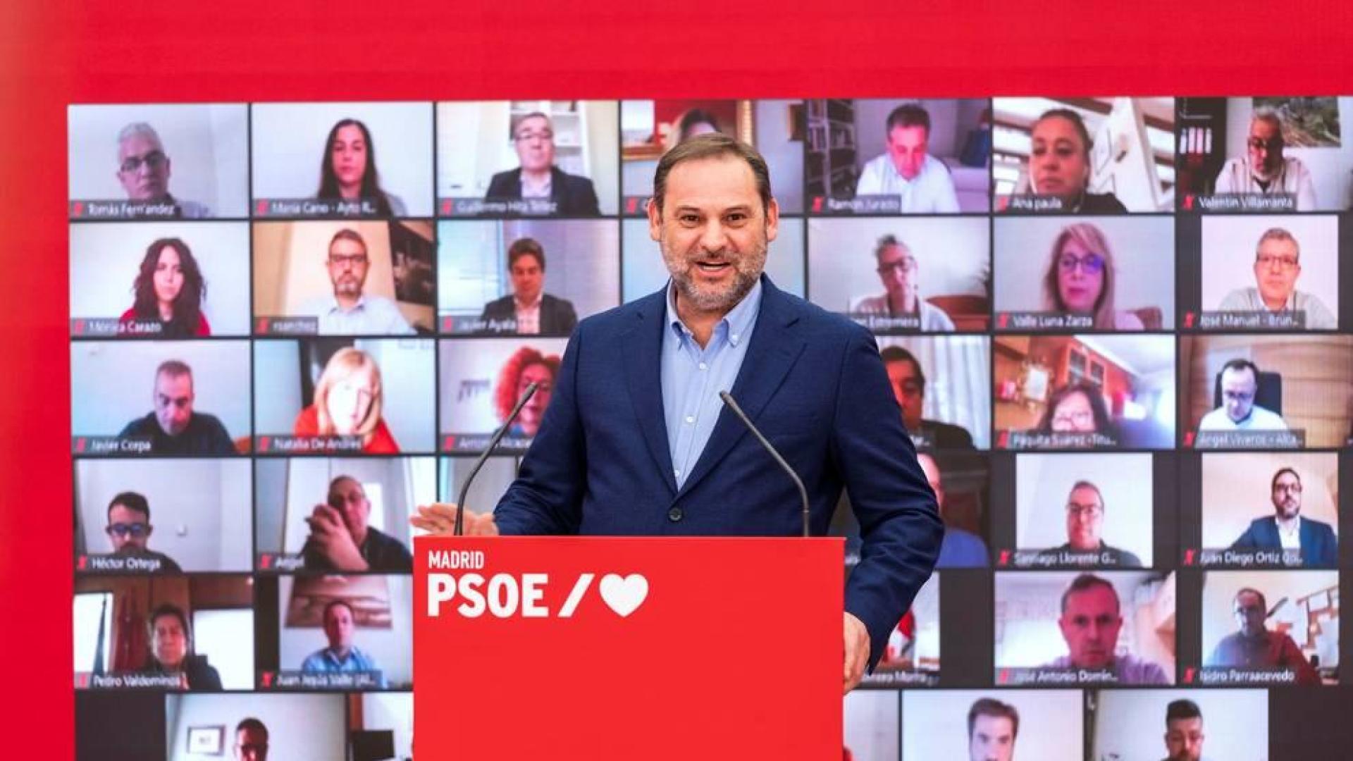 El secretario de Organización del PSOE y ministro de Transportes, José Luis Ábalos, participa en un encuentro telemático con alcaldes socialistas.