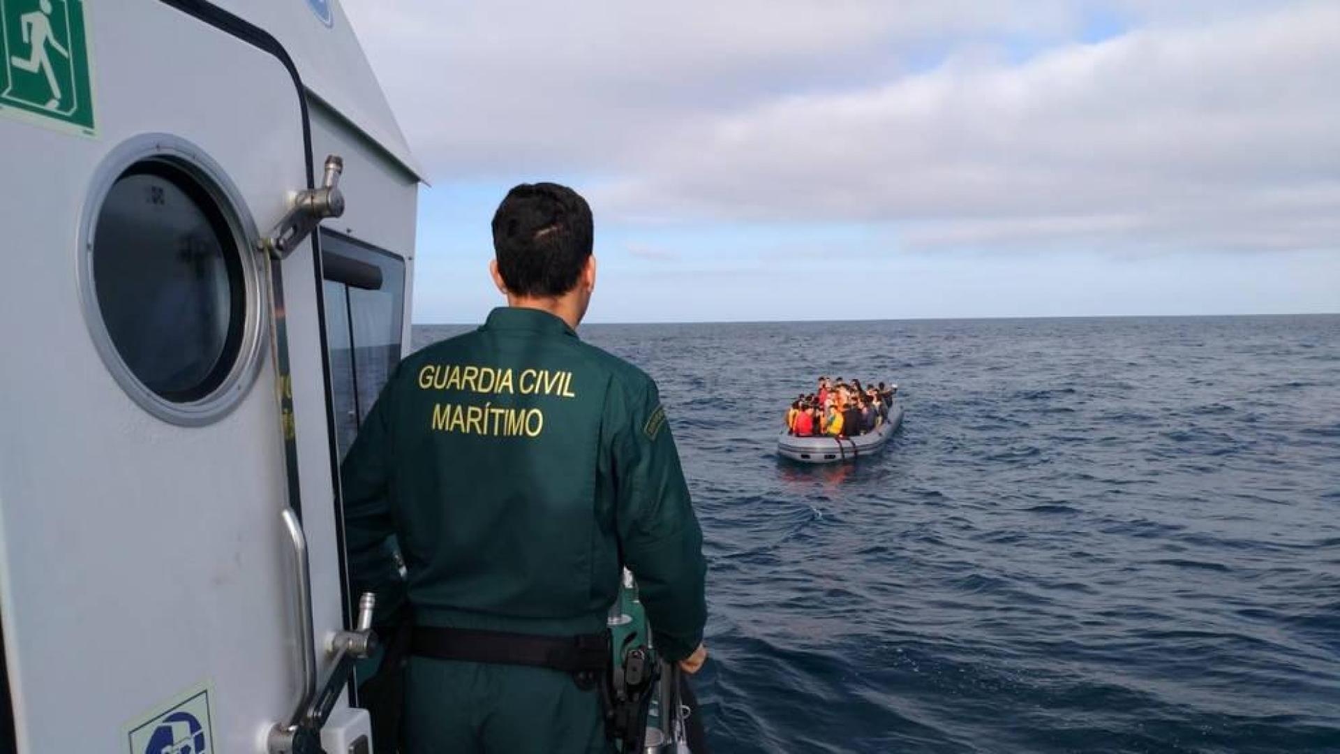 Una embarcación, en aguas del Estrecho.