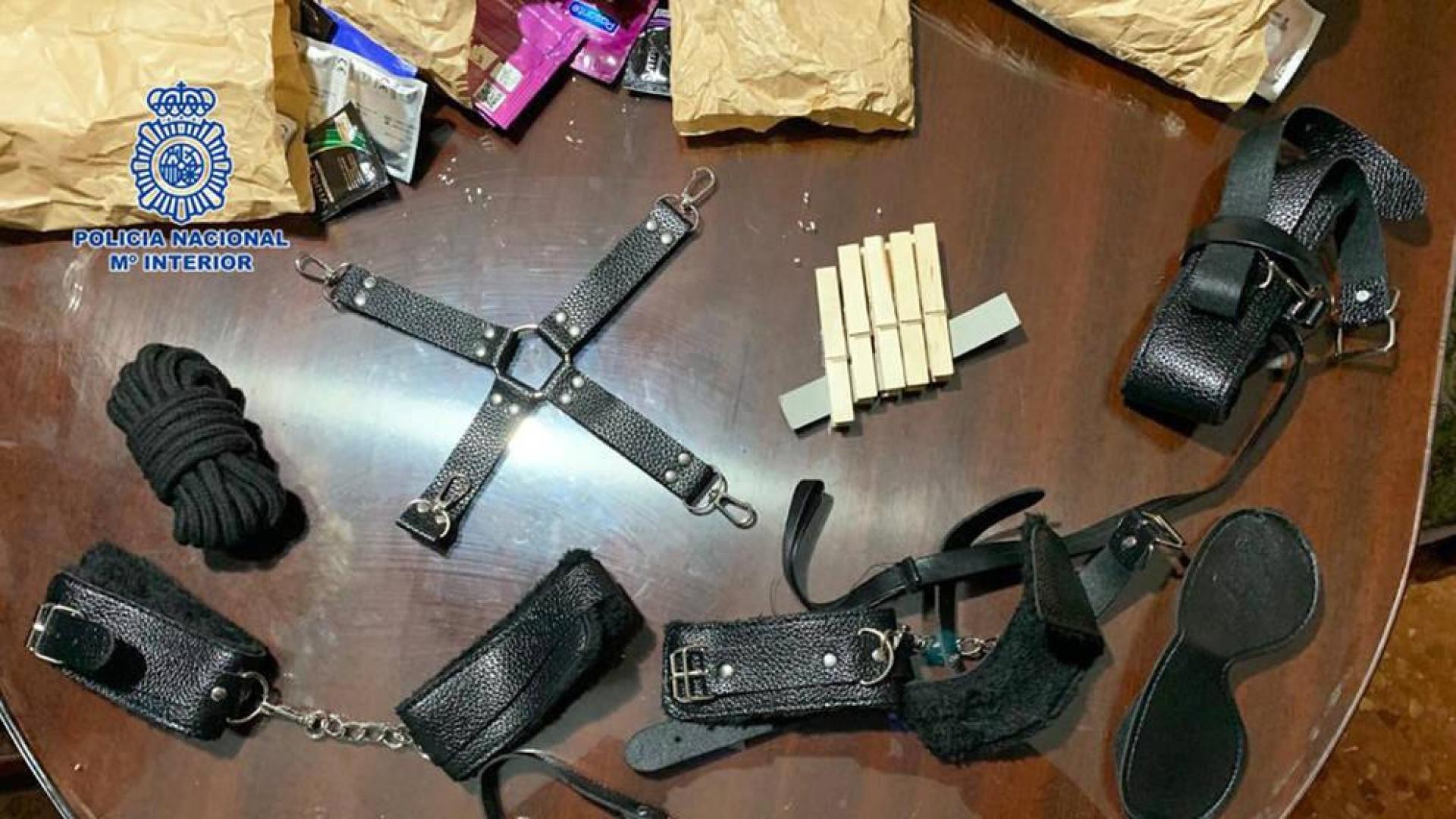 Objetos encontrados en el registro del piso en Zaragoza, donde se explotaba sexualmente a la víctima.