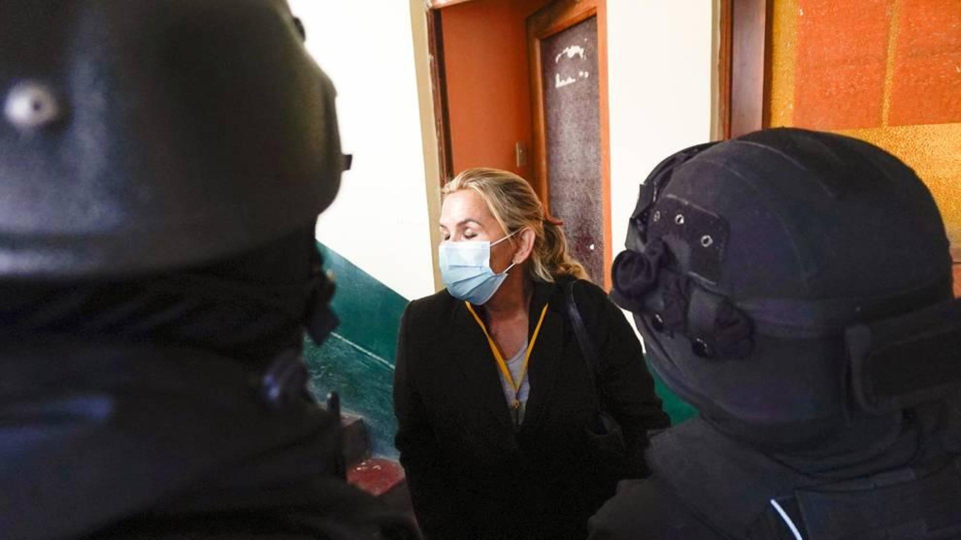 La expresidenta interina de Bolivia, Jeanine Áñez, en las instalaciones de la Fuerza Especial de Lucha Contra el Crimen (Felcc) de La Paz.