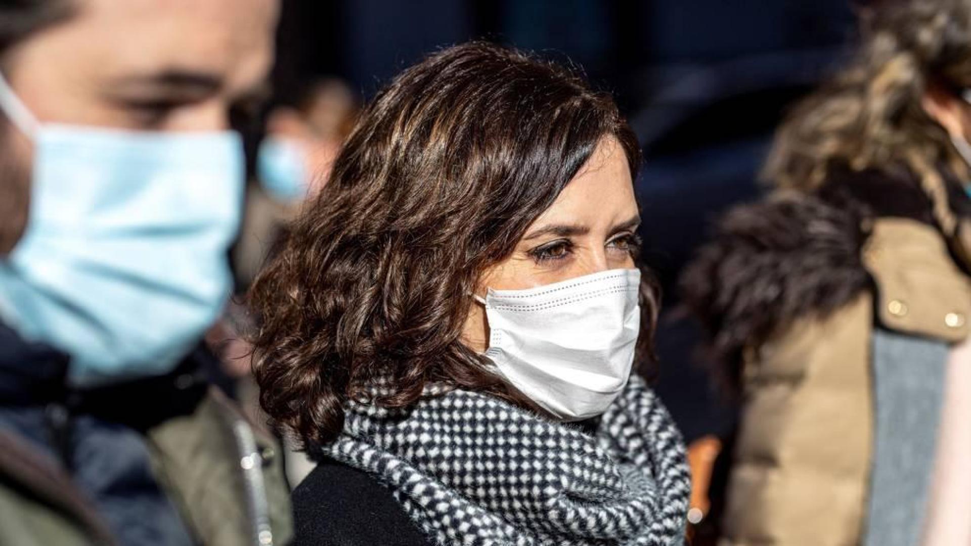 Ayuso reprocha a Sánchez que Barajas sea un "coladero" de contagios