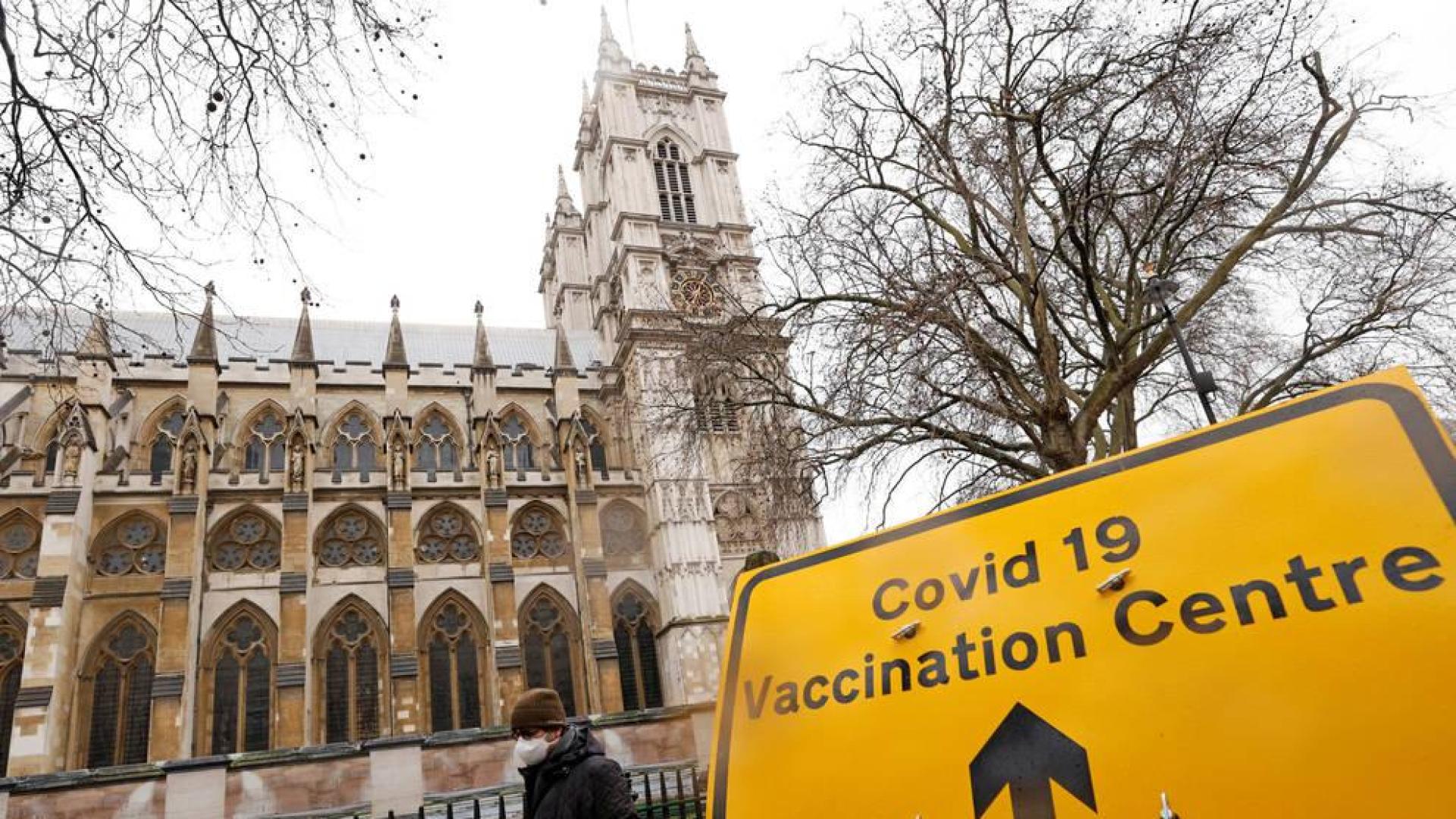 Una señal que indica un centro de vacunación, junto a la Abadía de Westminster.