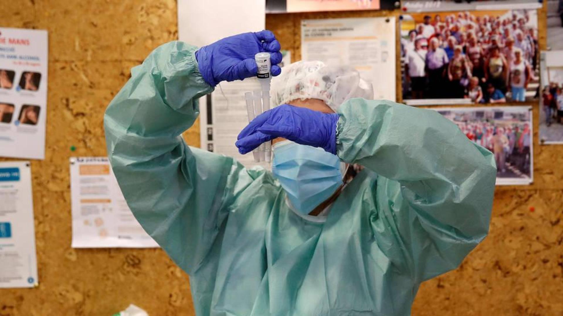 Un sanitario realiza una prueba PCR.