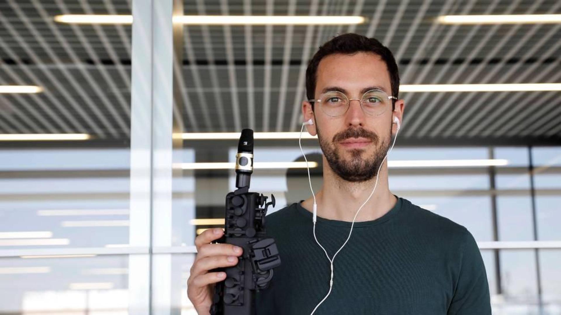 Ramón Mañas, impulsor del Travel Sax, el saxofón electrónico más pequeño del mercado, con sello español.