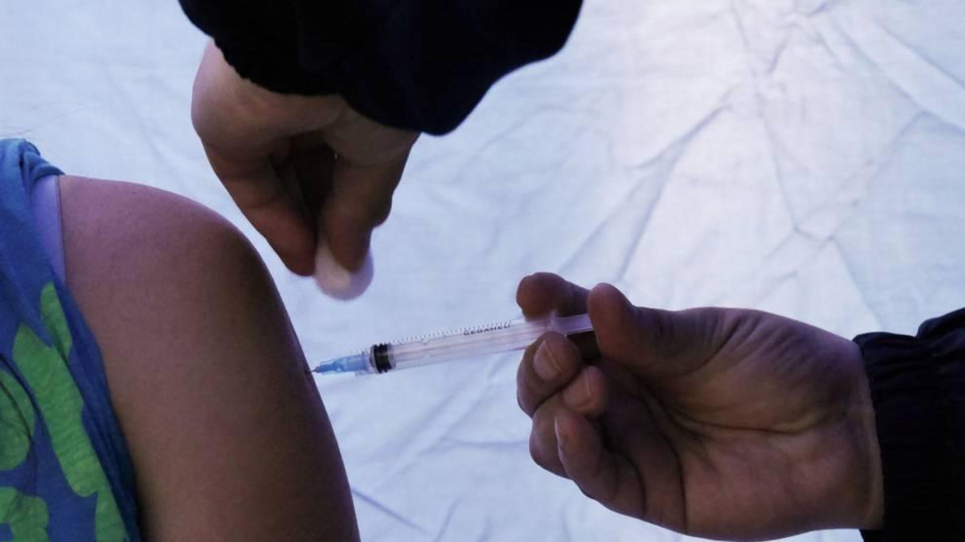 Una persona es vacunada contra el coronavirus en Chile.