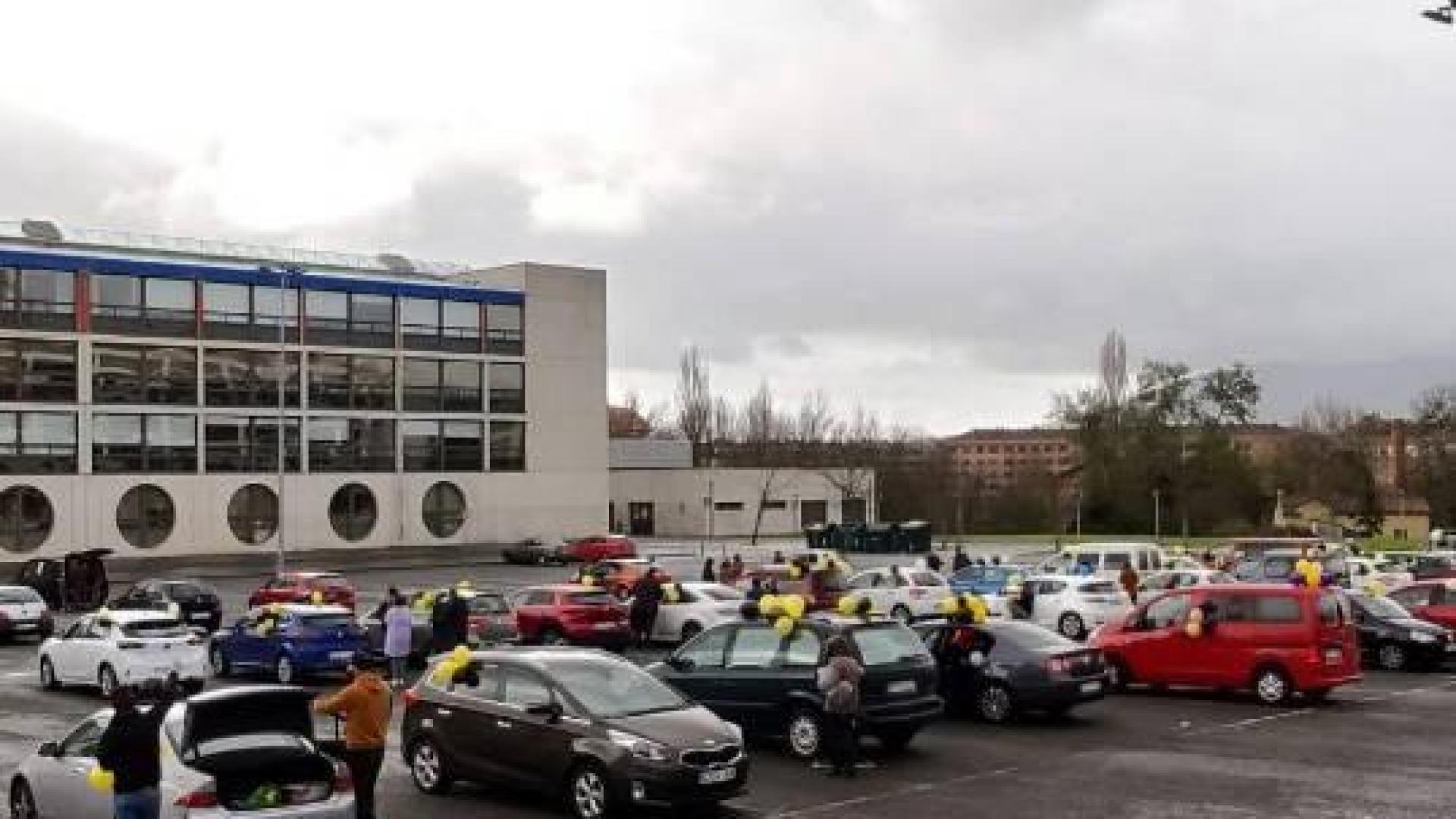 Los vehículos, en el parking de la UPNA.