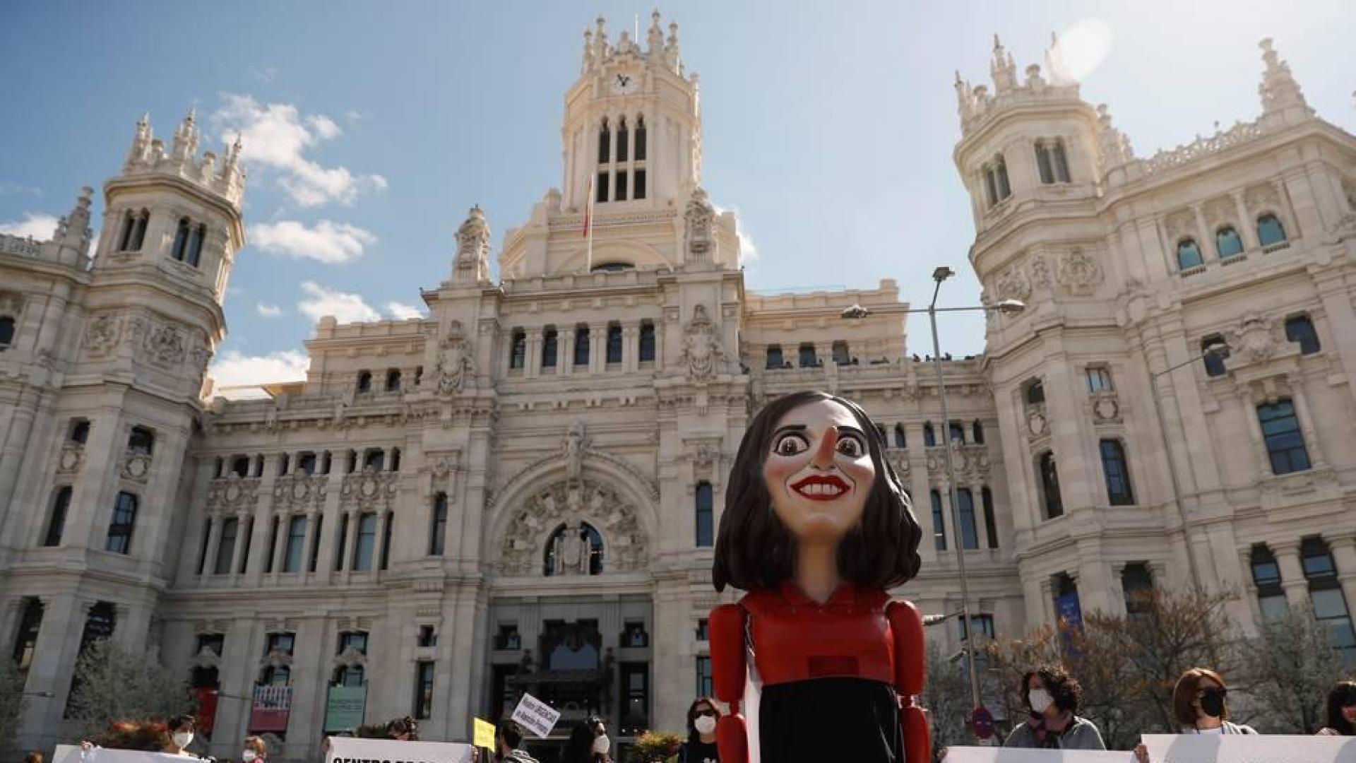 Una marioneta que representa a la presidenta de la Comunidad de Madrid, Isabel Díaz Ayuso, durante la protesta convocada por la Marea Blanca.